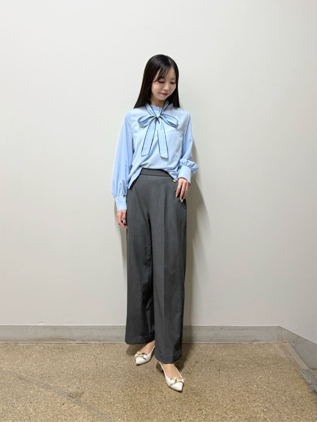 Viaggio Bluのフェミニッシュデシンブラウスを使ったコーディネートを紹介します。｜Rakuten Fashion(楽天ファッション／旧楽天ブランドアベニュー)6740042