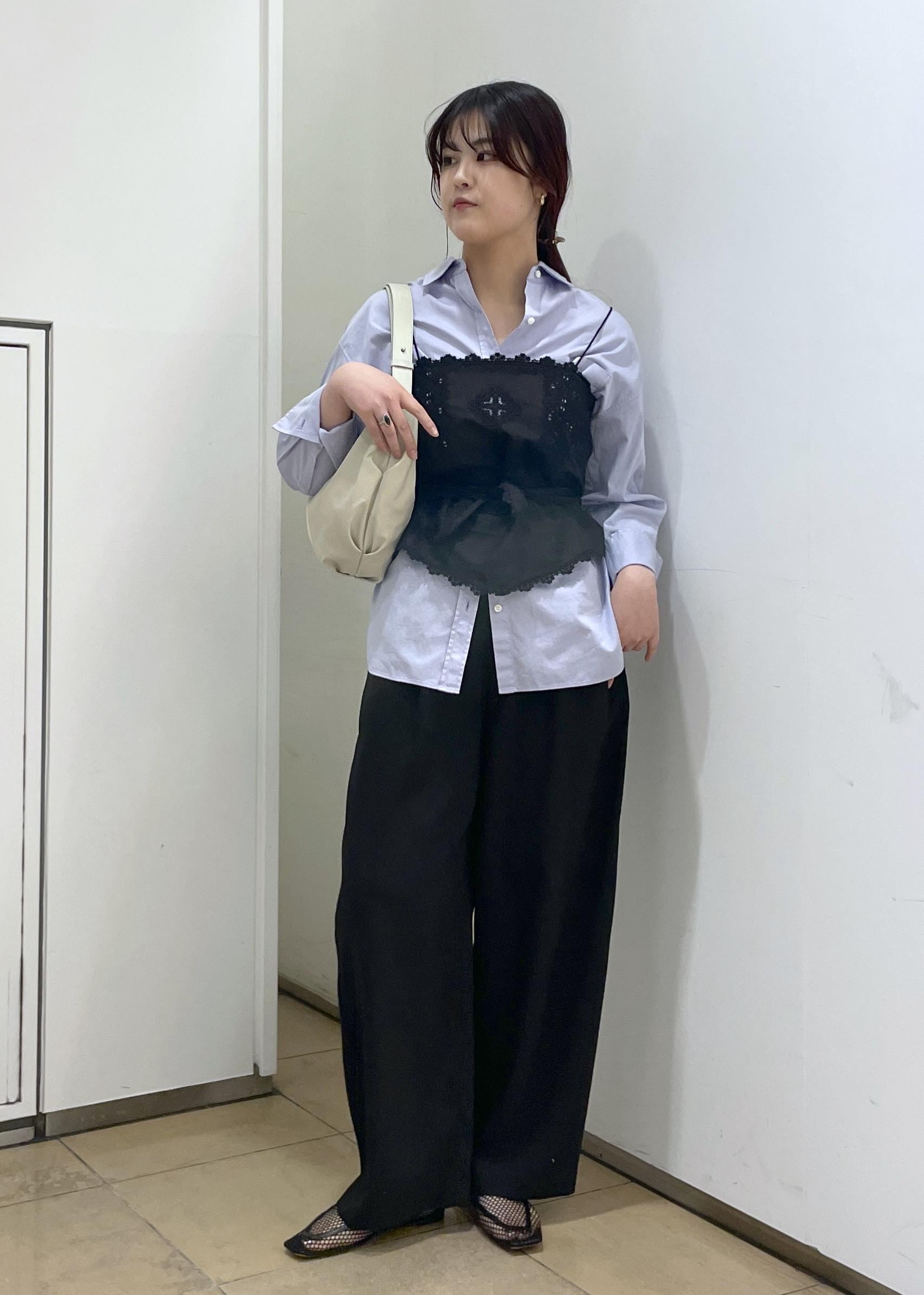 SALON adam et rope'のオーバーダイコットンサテンシャツを使ったコーディネートを紹介します。｜Rakuten Fashion(楽天ファッション／旧楽天ブランドアベニュー)6778204