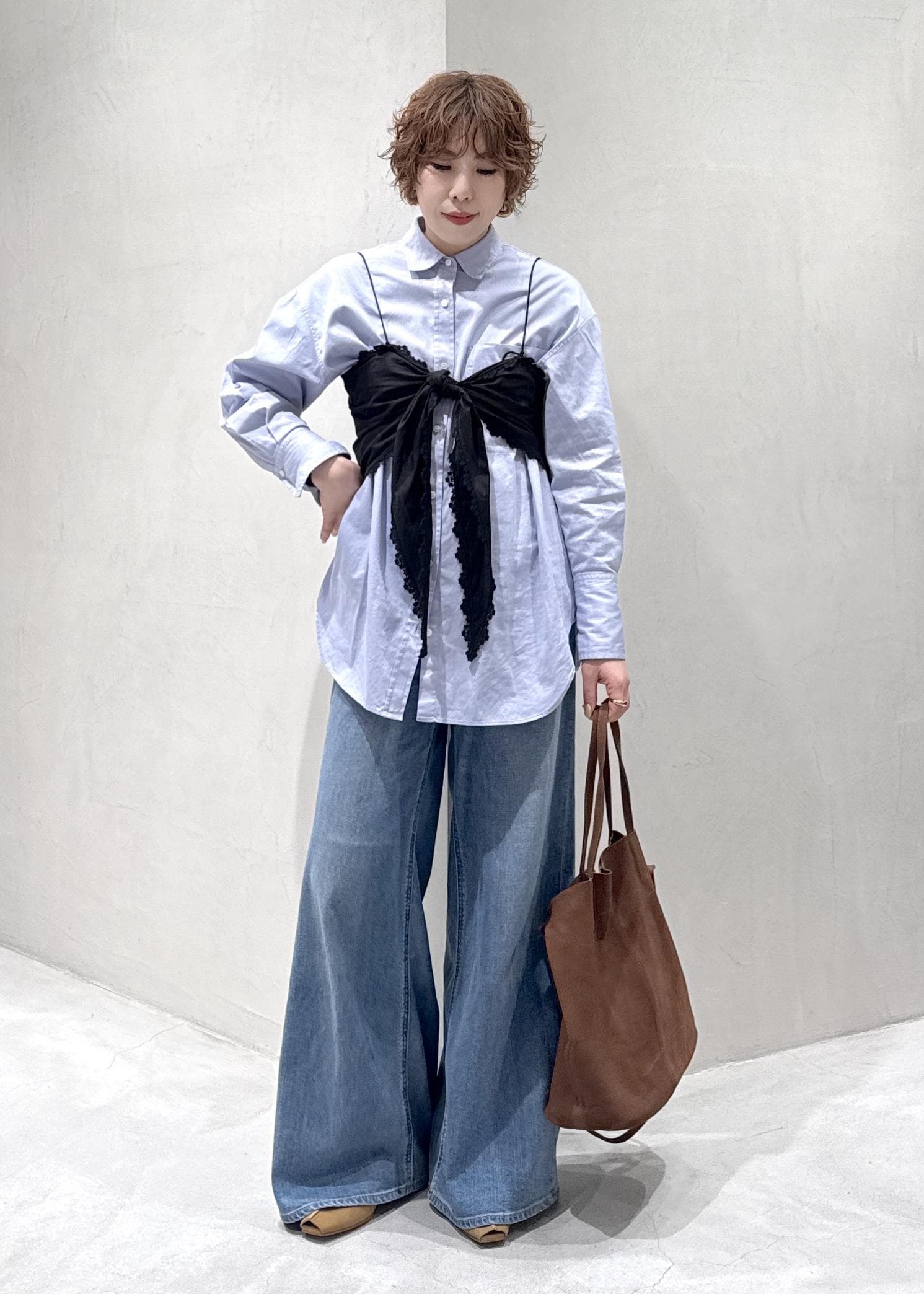 SALON adam et rope'のオーバーダイコットンサテンシャツを使ったコーディネートを紹介します。｜Rakuten Fashion(楽天ファッション／旧楽天ブランドアベニュー)6844111