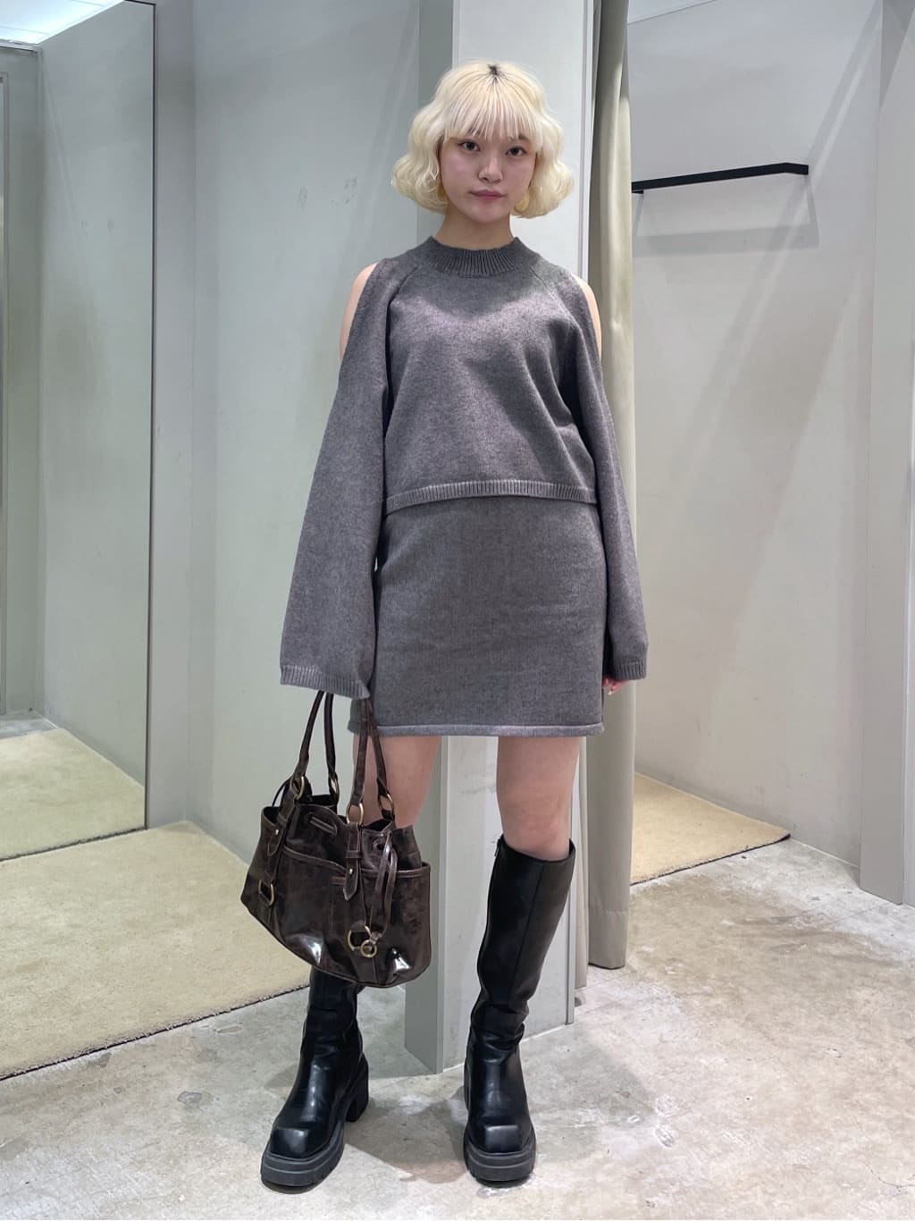 SLYの【SNSで話題の美脚チートブーツ!】SQUARE TOE KNEE ブーツを使っ