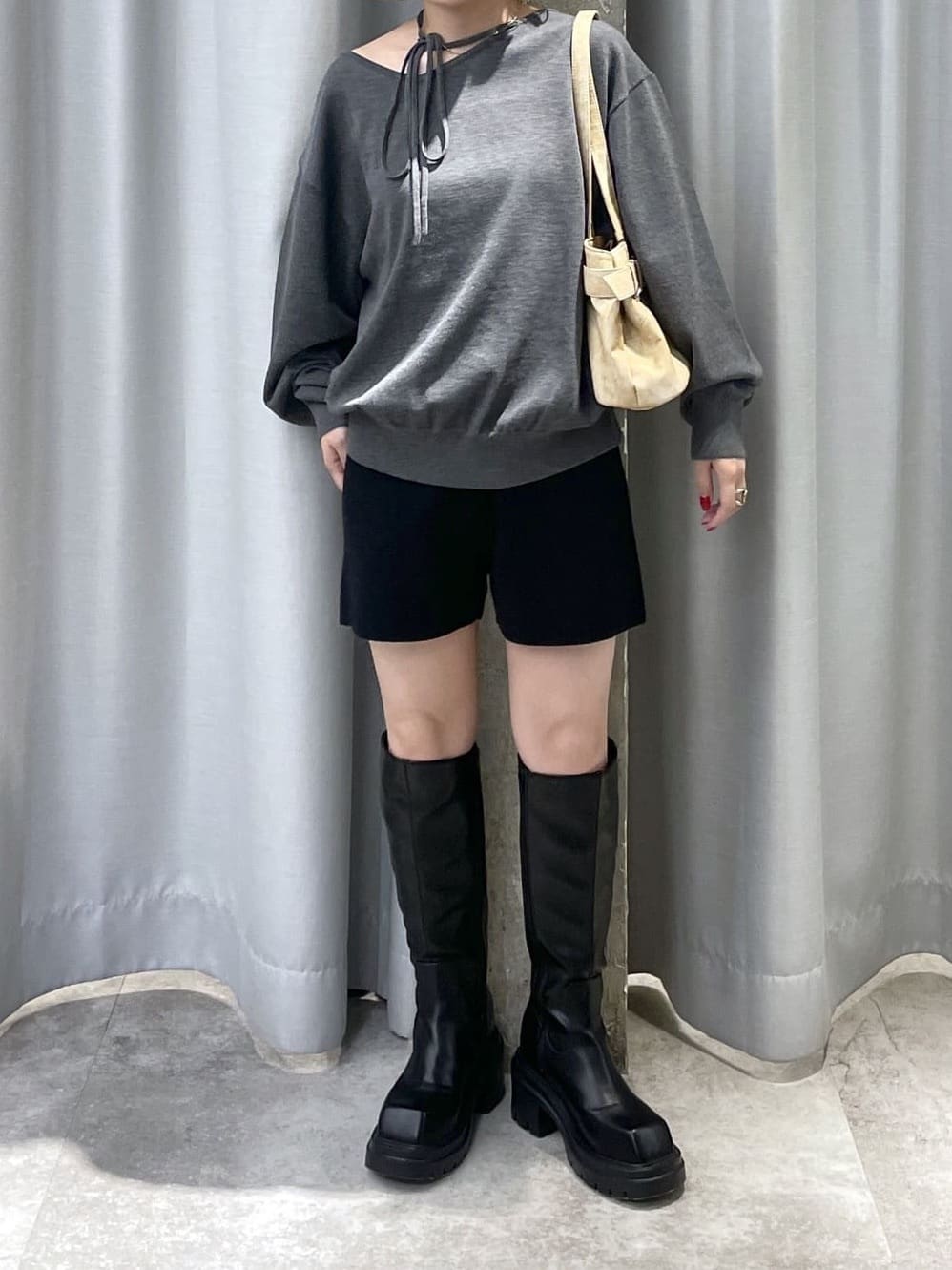 SLYの【SNSで話題の美脚チートブーツ!】SQUARE TOE KNEE ブーツを使っ