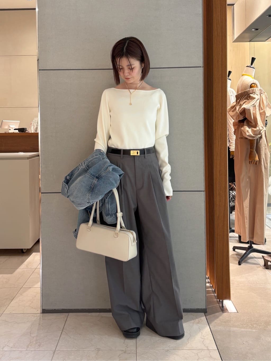GALLARDAGALANTEの【手洗い可】タックストレートパンツを使ったコーディネートを紹介します。｜Rakuten Fashion(楽天ファッション／旧楽天ブランドアベニュー)6763433
