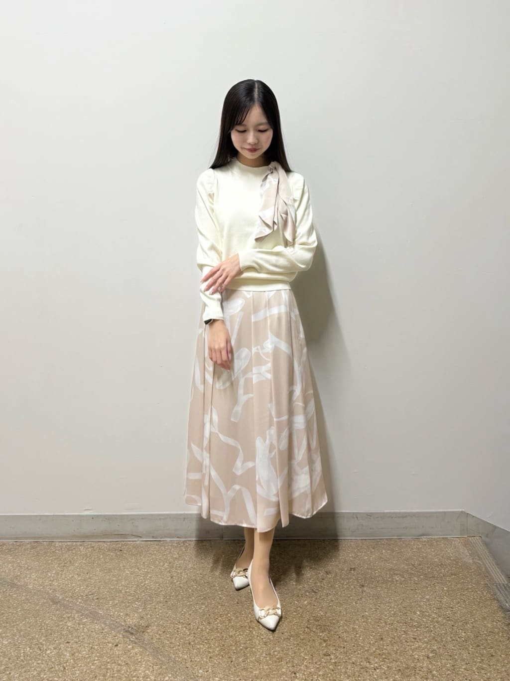 Viaggio Bluのトゥシューズスカーフ付きニットを使ったコーディネートを紹介します。｜Rakuten Fashion(楽天ファッション／旧楽天ブランドアベニュー)6776733