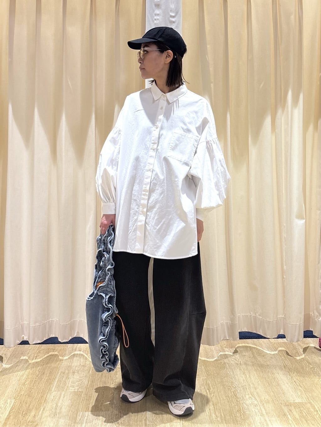 RODEO CROWNS WIDE BOWLのボリュームスリーブフレアデニムシャツを使ったコーディネートを紹介します。｜Rakuten Fashion(楽天ファッション／旧楽天ブランドアベニュー)6809832