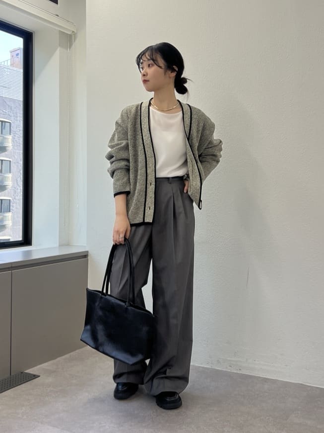 GALLARDAGALANTEの【手洗い可】タックストレートパンツを使ったコーディネートを紹介します。｜Rakuten Fashion(楽天ファッション／旧楽天ブランドアベニュー)6810271