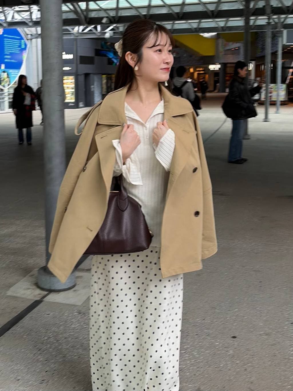 mysty womanのコクーンスリーブショートトレンチコートを使ったコーディネートを紹介します。｜Rakuten Fashion(楽天ファッション／旧楽天ブランドアベニュー)6822276