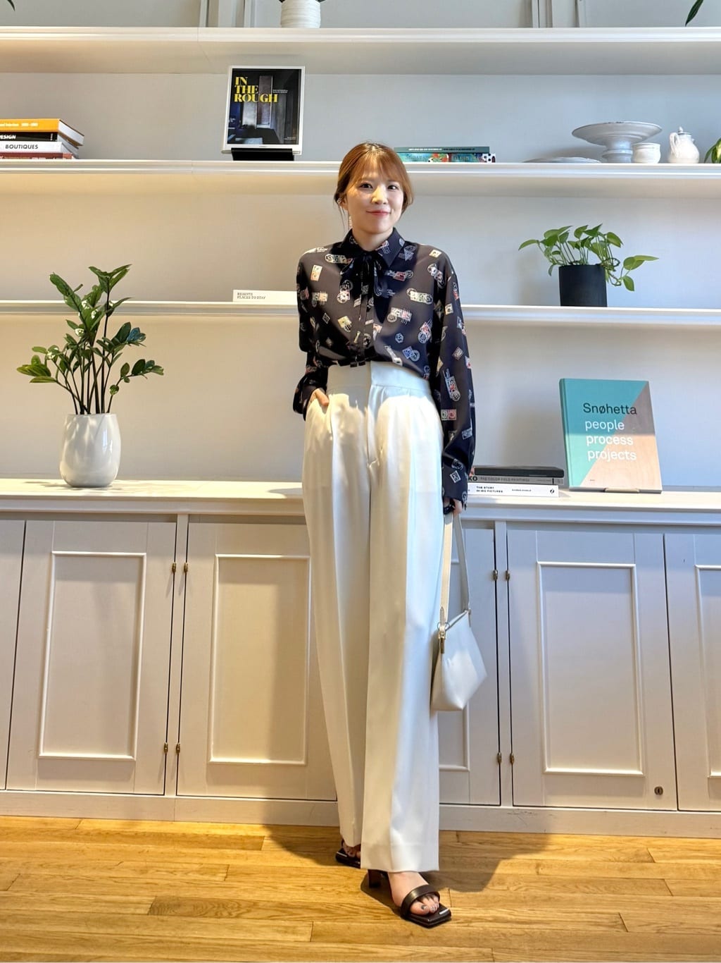 allurevilleの【LOULOU WILLOUGHBY】レタープリントシャツブラウスを使ったコーディネートを紹介します。｜Rakuten Fashion(楽天ファッション／旧楽天ブランドアベニュー)6826969