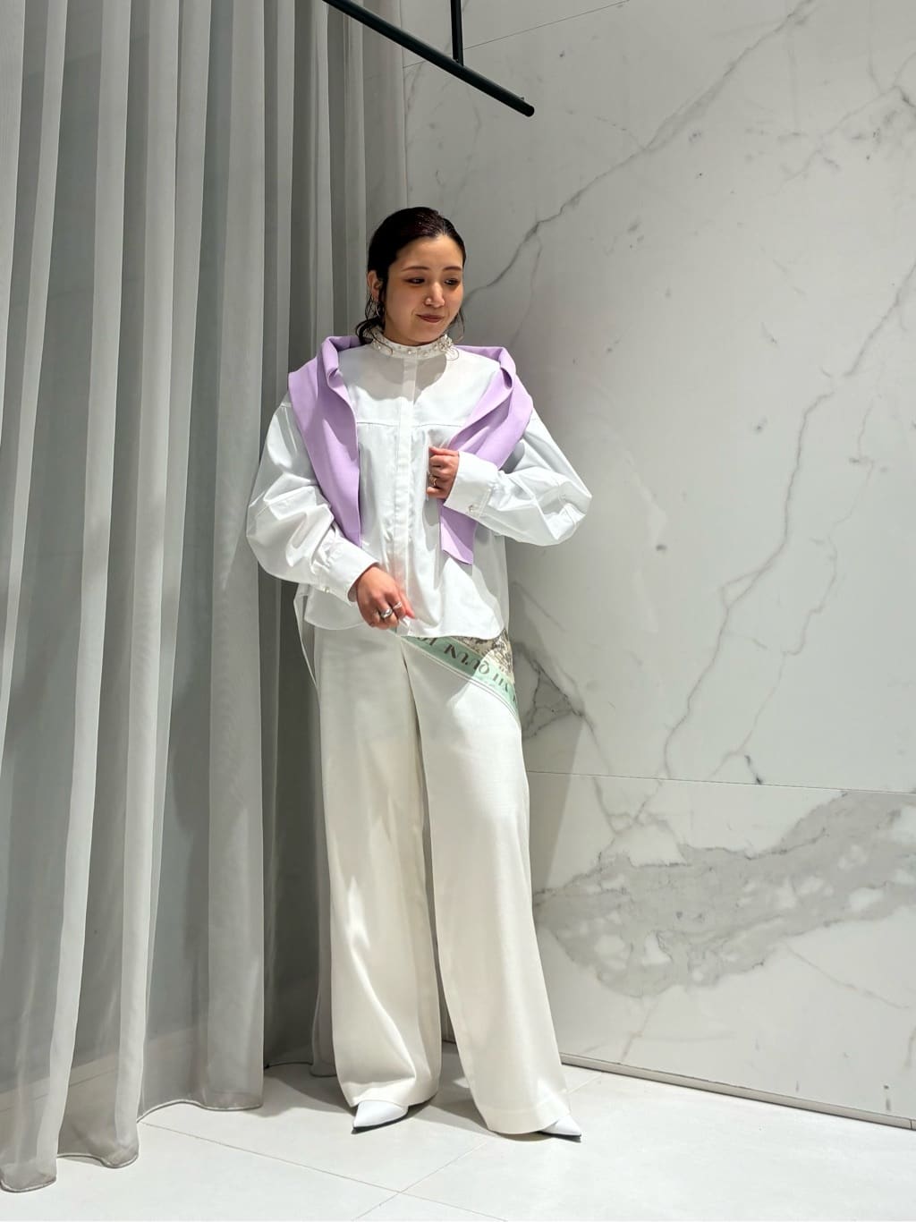 allurevilleのパールカラーコクーンブラウスを使ったコーディネートを紹介します。｜Rakuten Fashion(楽天ファッション／旧楽天ブランドアベニュー)6833991
