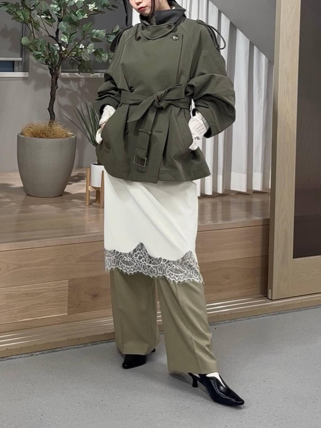 mysty womanのコクーンスリーブショートトレンチコートを使ったコーディネートを紹介します。｜Rakuten Fashion(楽天ファッション／旧楽天ブランドアベニュー)6843662