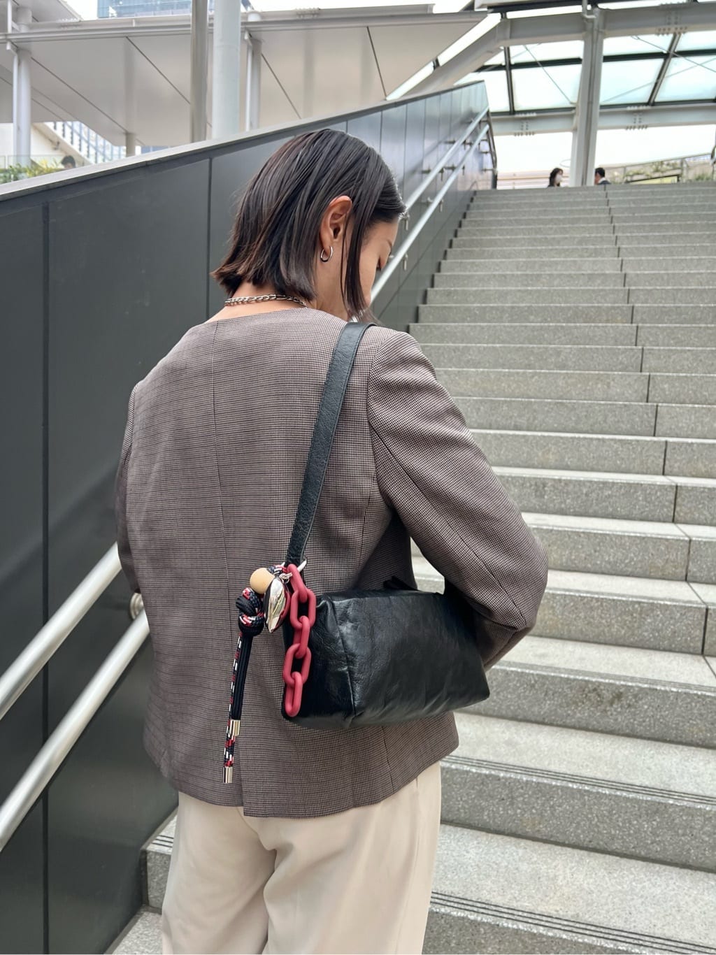 ear PAPILLONNERの《本革/ミニマムサイズ/軽量》ボックスショルダーバッグを使ったコーディネートを紹介します。｜Rakuten Fashion(楽天ファッション／旧楽天ブランドアベニュー)6845083
