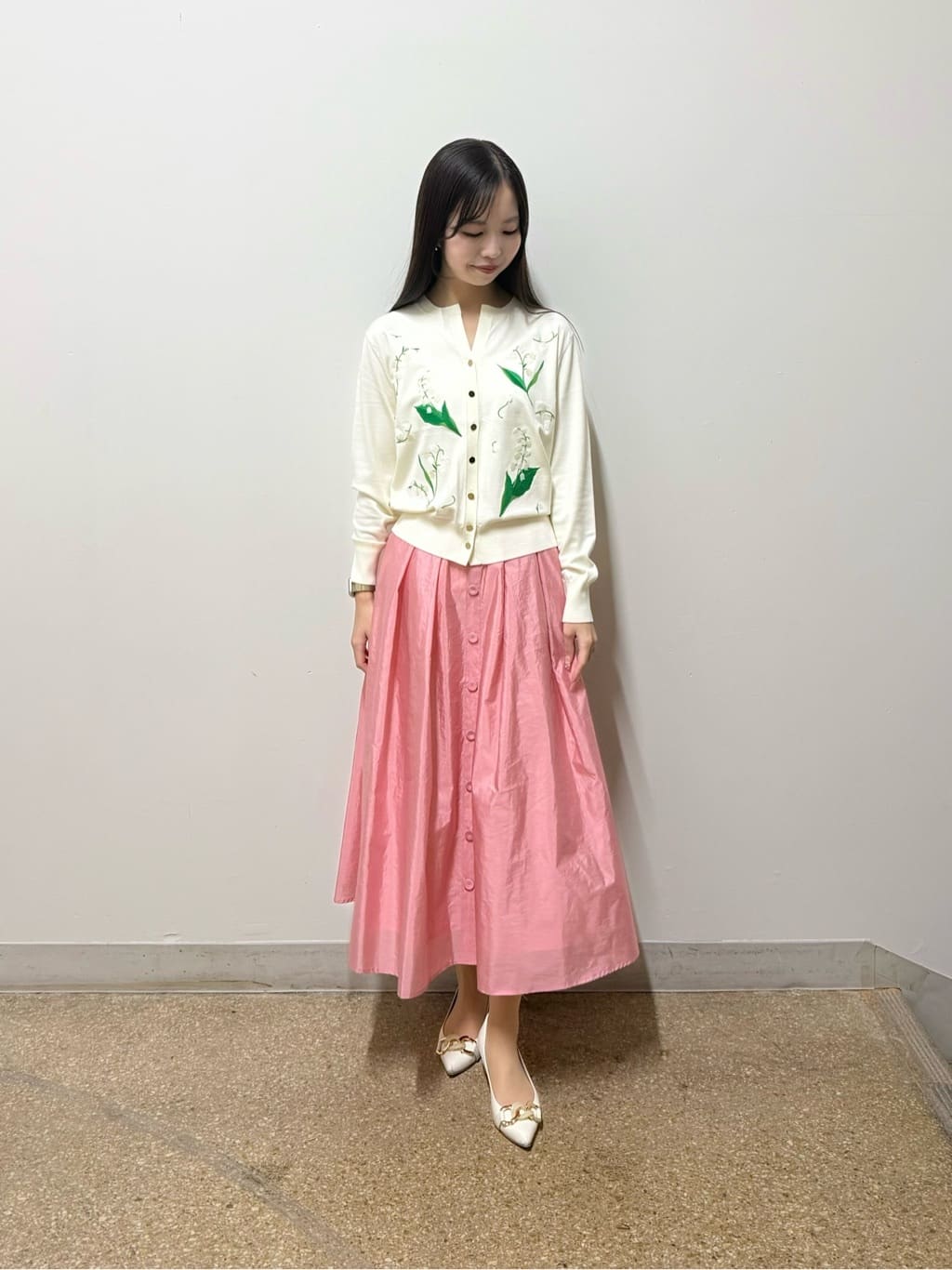 Viaggio Bluのフロントボタンタフタスカートを使ったコーディネートを紹介します。｜Rakuten Fashion(楽天ファッション／旧楽天ブランドアベニュー)6849222
