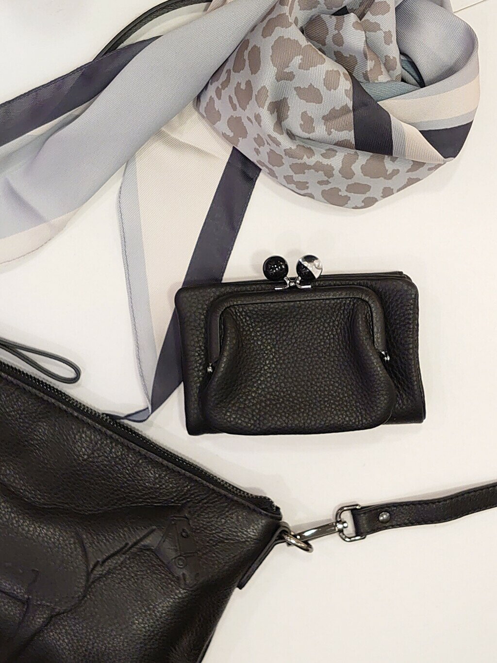 ear PAPILLONNER | 《WEB限定/本革》牛革がま口折り財布 | Rakuten
