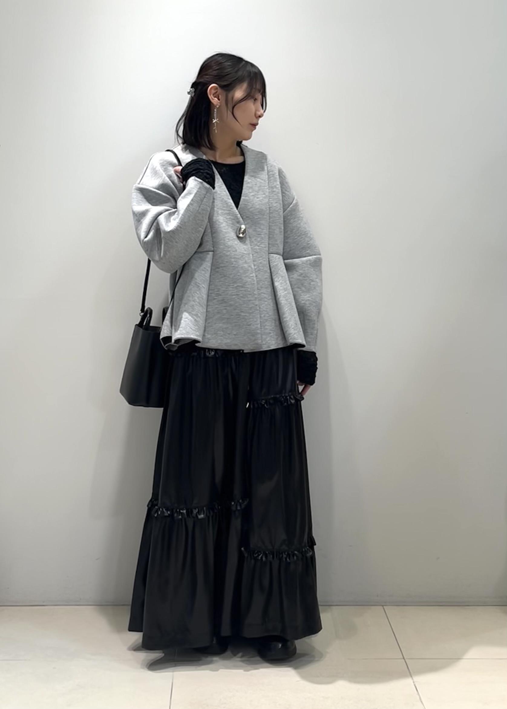 ADAM ET ROPE'の【洗える】エッグブローチ付きペプラムカーディガンを