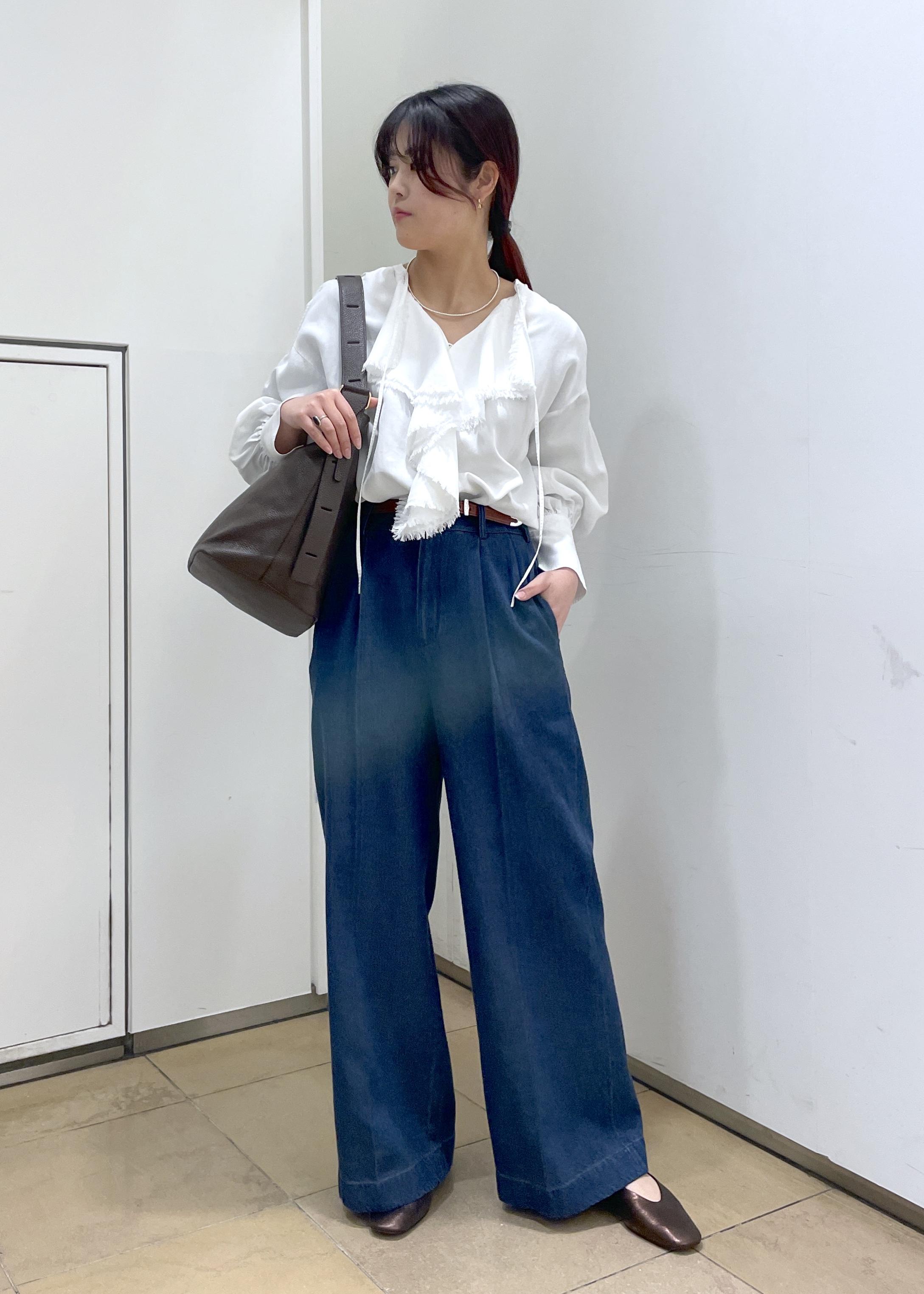 SALON adam et rope' | デニムライクラッフルフリルブラウス | Rakuten