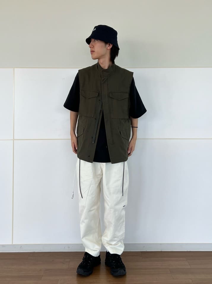 FREAK’S STOREのEasy Chino Pants IIを使ったコーディネートを紹介します。｜Rakuten Fashion(楽天ファッション／旧楽天ブランドアベニュー)6882585