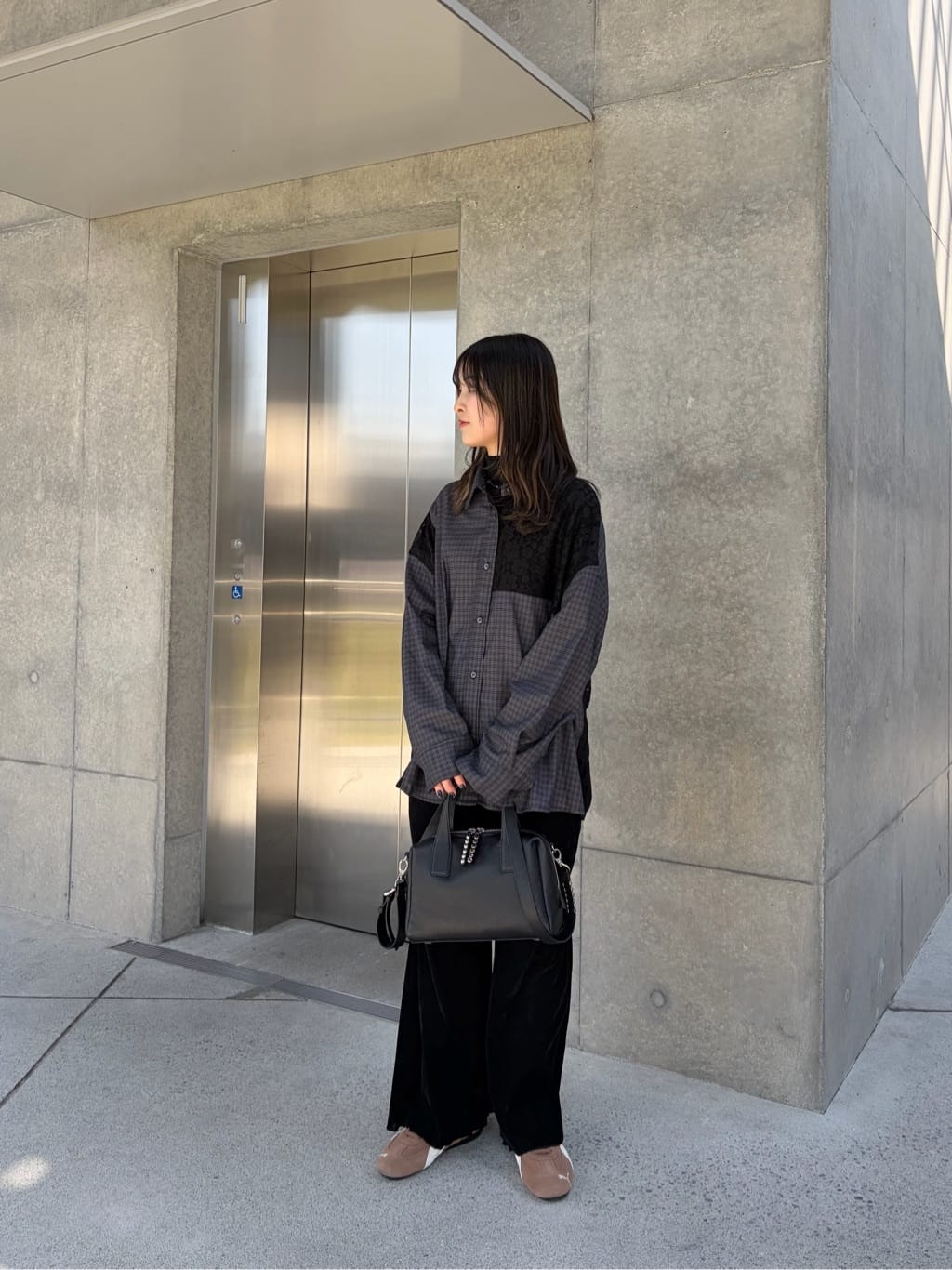 ear PAPILLONNERのスタッズボストンバッグを使ったコーディネートを紹介します。｜Rakuten Fashion(楽天ファッション／旧楽天ブランドアベニュー)6889278