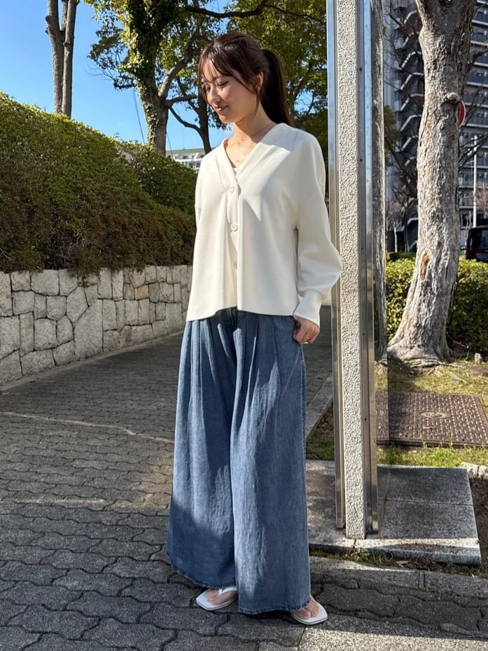 MAYSON GREYの≪レビュー評価★4.8獲得≫【新色追加】ゆれるデニムフレアパンツを使ったコーディネートを紹介します。｜Rakuten Fashion(楽天ファッション／旧楽天ブランドアベニュー)6897718