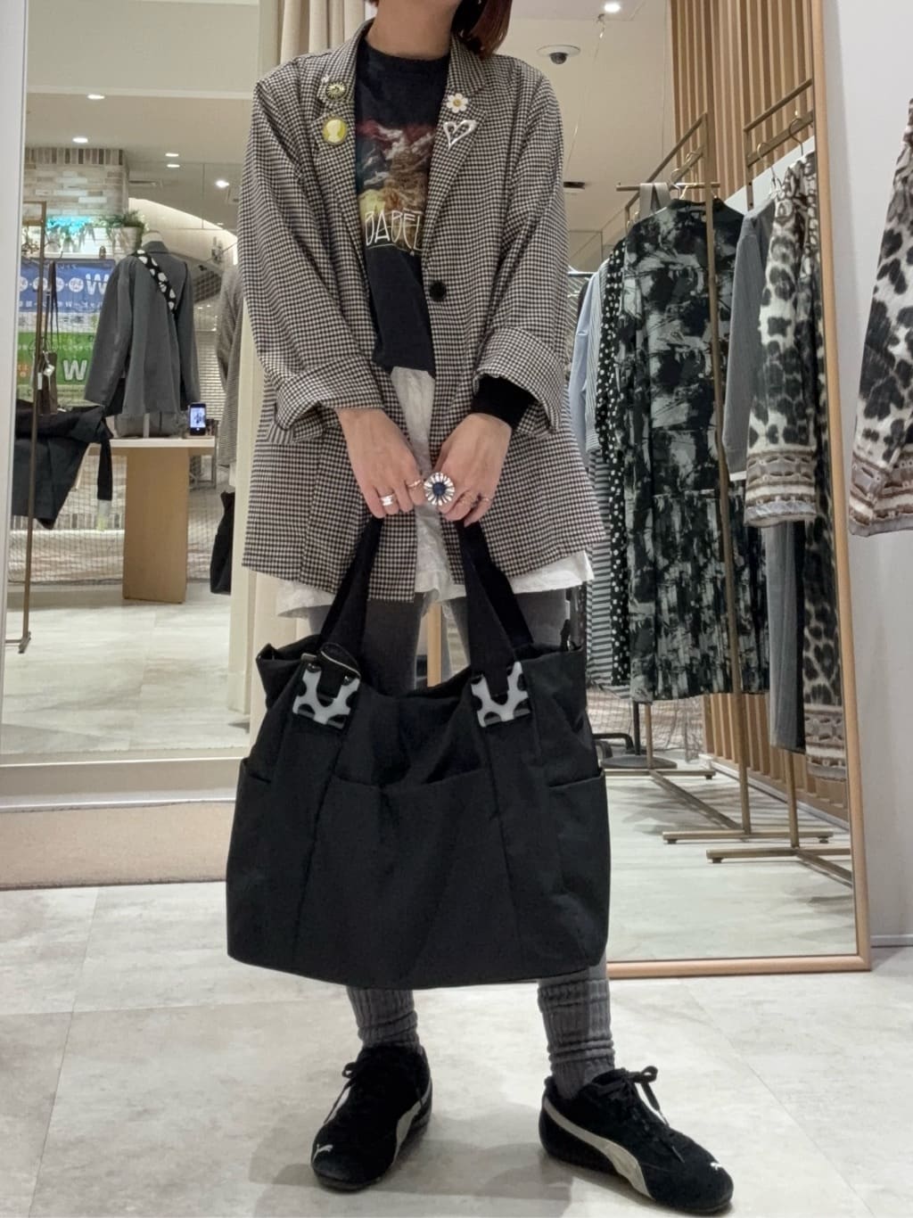 ear PAPILLONNERの《1,2泊旅行や出張におすすめ》ショルダー付き/樹脂パーツトートバッグLサイズを使ったコーディネートを紹介します。｜Rakuten Fashion(楽天ファッション／旧楽天ブランドアベニュー)6898088