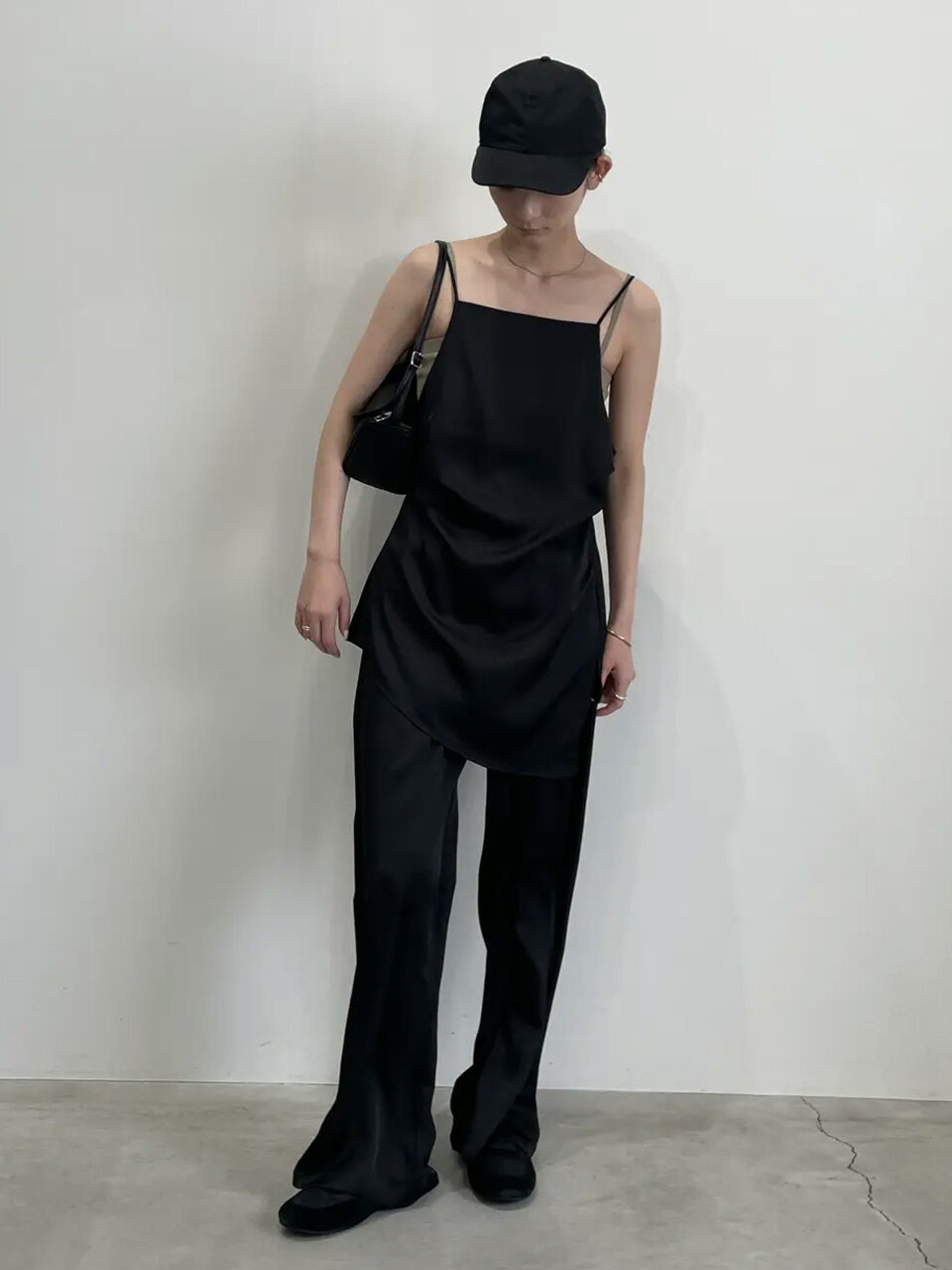 SELECT MOCAのサイドスリットアシンメトリーサテンキャミソール