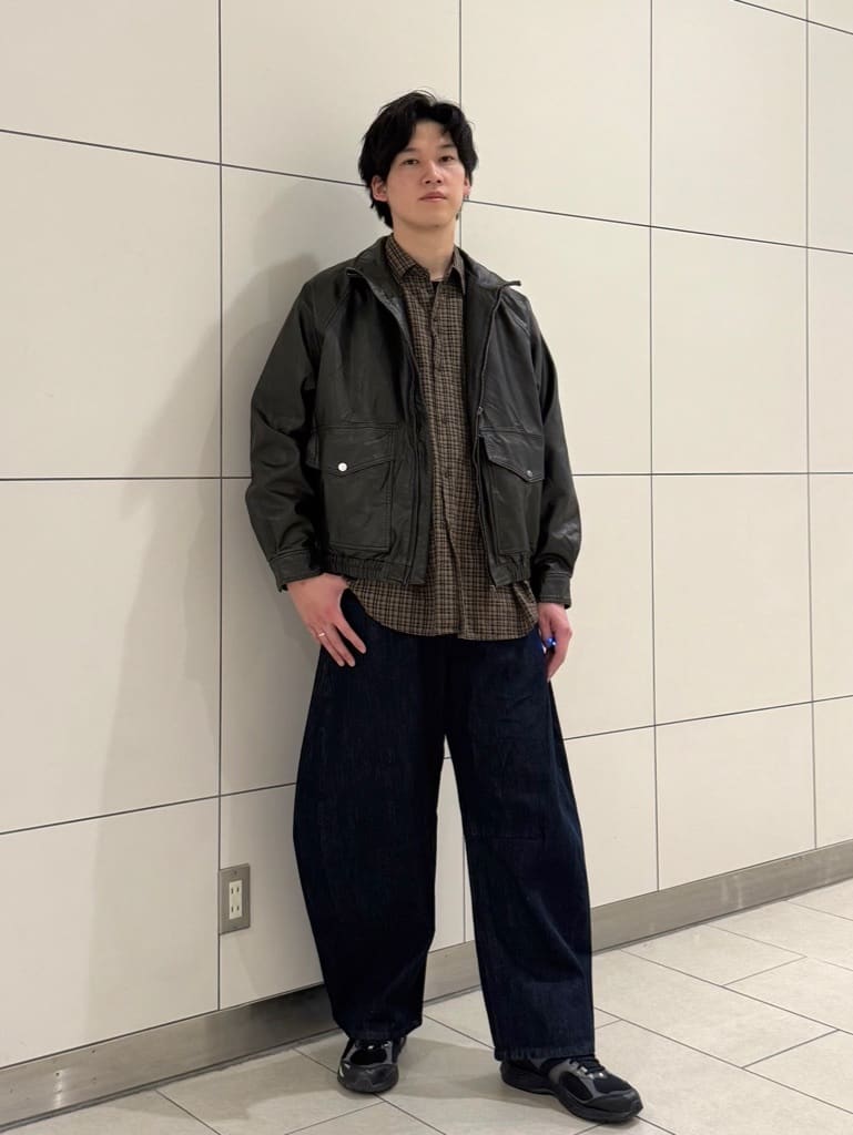FREAK’S STOREのウォッシュ加工 レザレッド スタンドカラー ジップアップ ショートブルゾンを使ったコーディネートを紹介します。｜Rakuten Fashion(楽天ファッション／旧楽天ブランドアベニュー)6902884