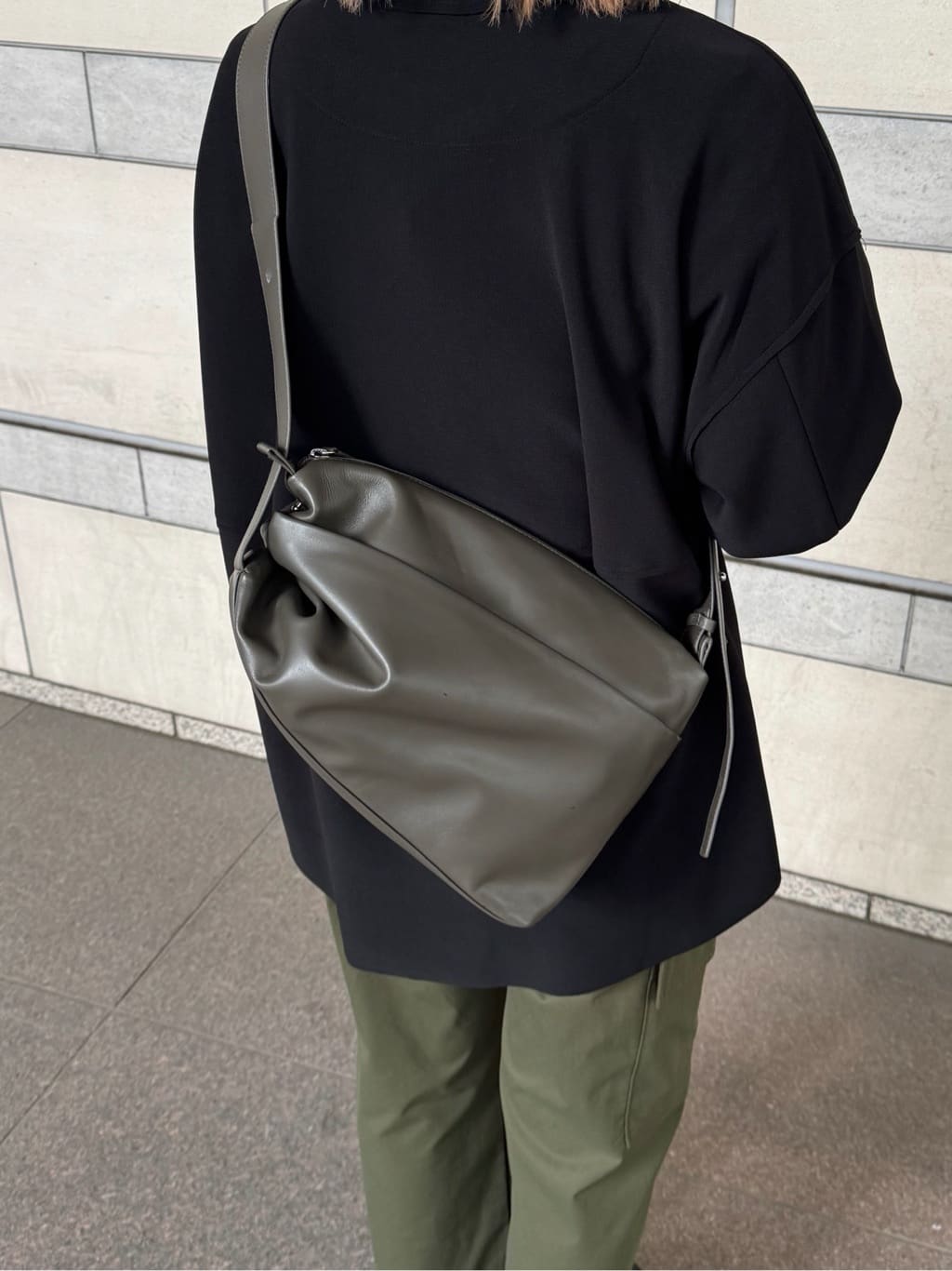 ear PAPILLONNERの《SNS総再生数800万突破!本革/軽量》2WAYレザーショルダーバッグを使ったコーディネートを紹介します。｜Rakuten Fashion(楽天ファッション／旧楽天ブランドアベニュー)6903879