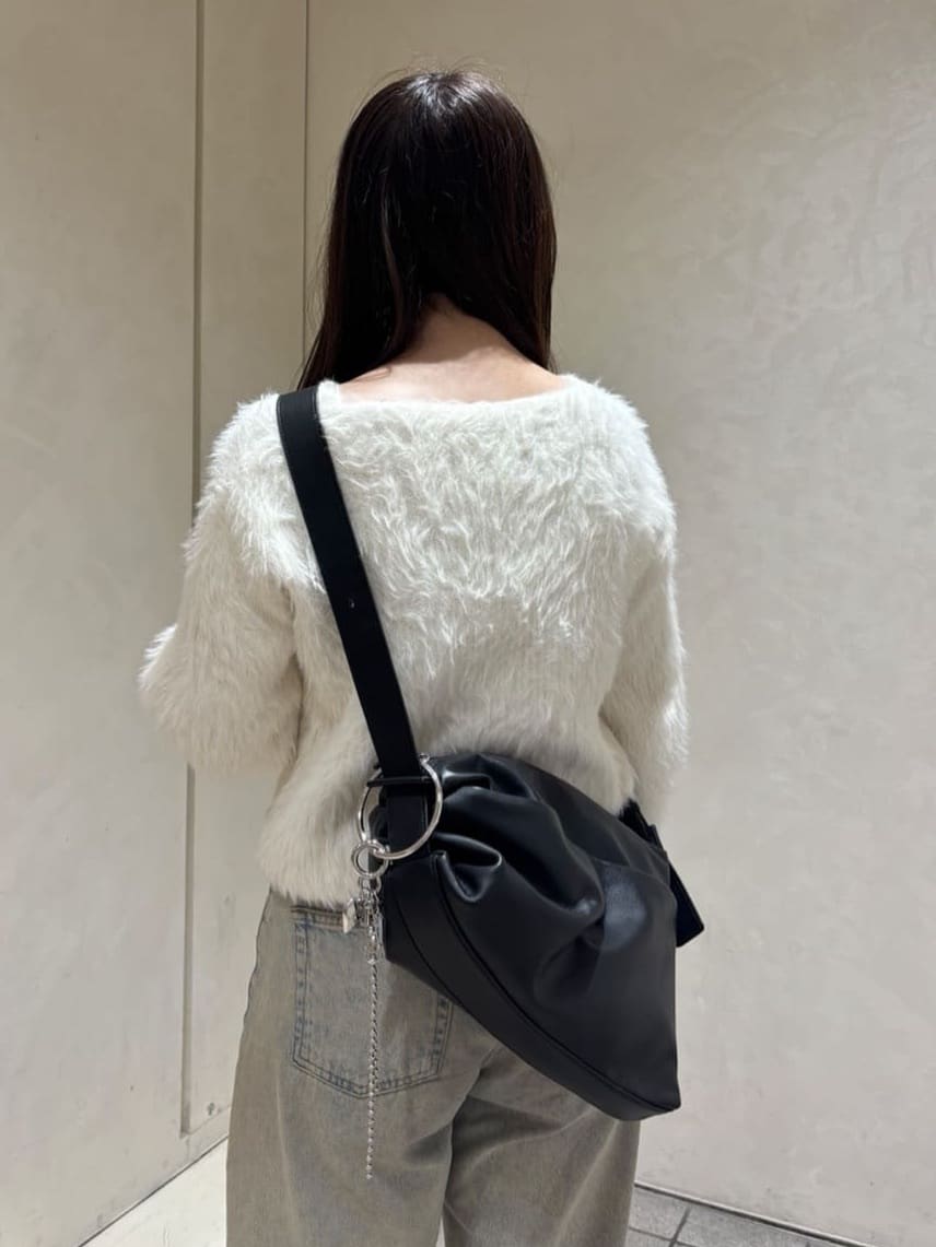 ear PAPILLONNERの《SNS総再生数800万突破!本革/軽量》2WAYレザーショルダーバッグを使ったコーディネートを紹介します。｜Rakuten Fashion(楽天ファッション／旧楽天ブランドアベニュー)6904484
