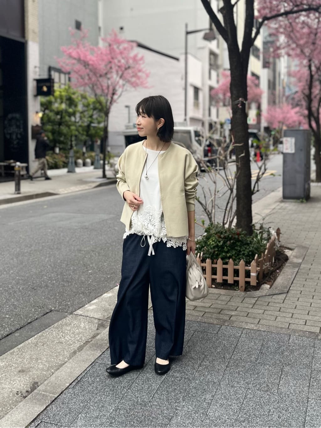 BEARDSLEY | 《追加検討中》裾レースカットソー | Rakuten Fashion