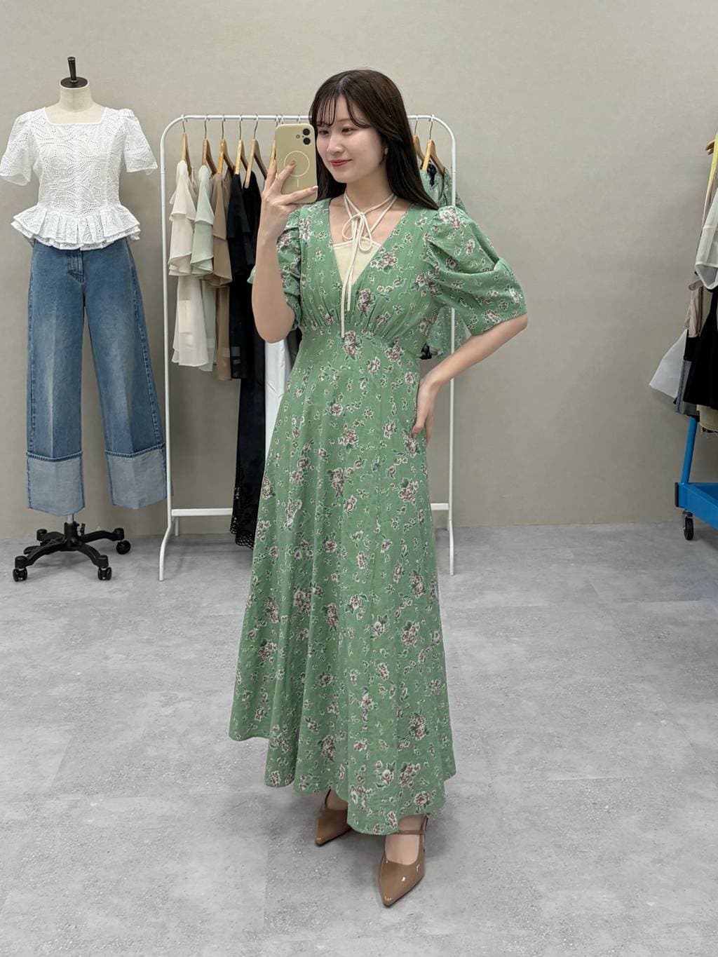 mysty womanのレトロフラワーVネックワンピースを使ったコーディネートを紹介します。｜Rakuten Fashion(楽天ファッション／旧楽天ブランドアベニュー)6905074