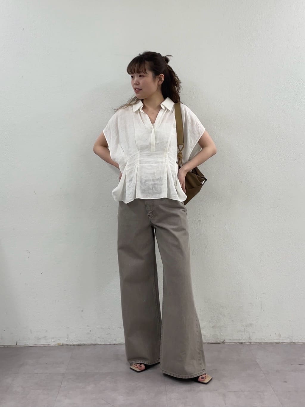 GALLARDAGALANTEのハーフスリーブウエストシェイプシャツを使ったコーディネートを紹介します。｜Rakuten Fashion(楽天ファッション／旧楽天ブランドアベニュー)6916068