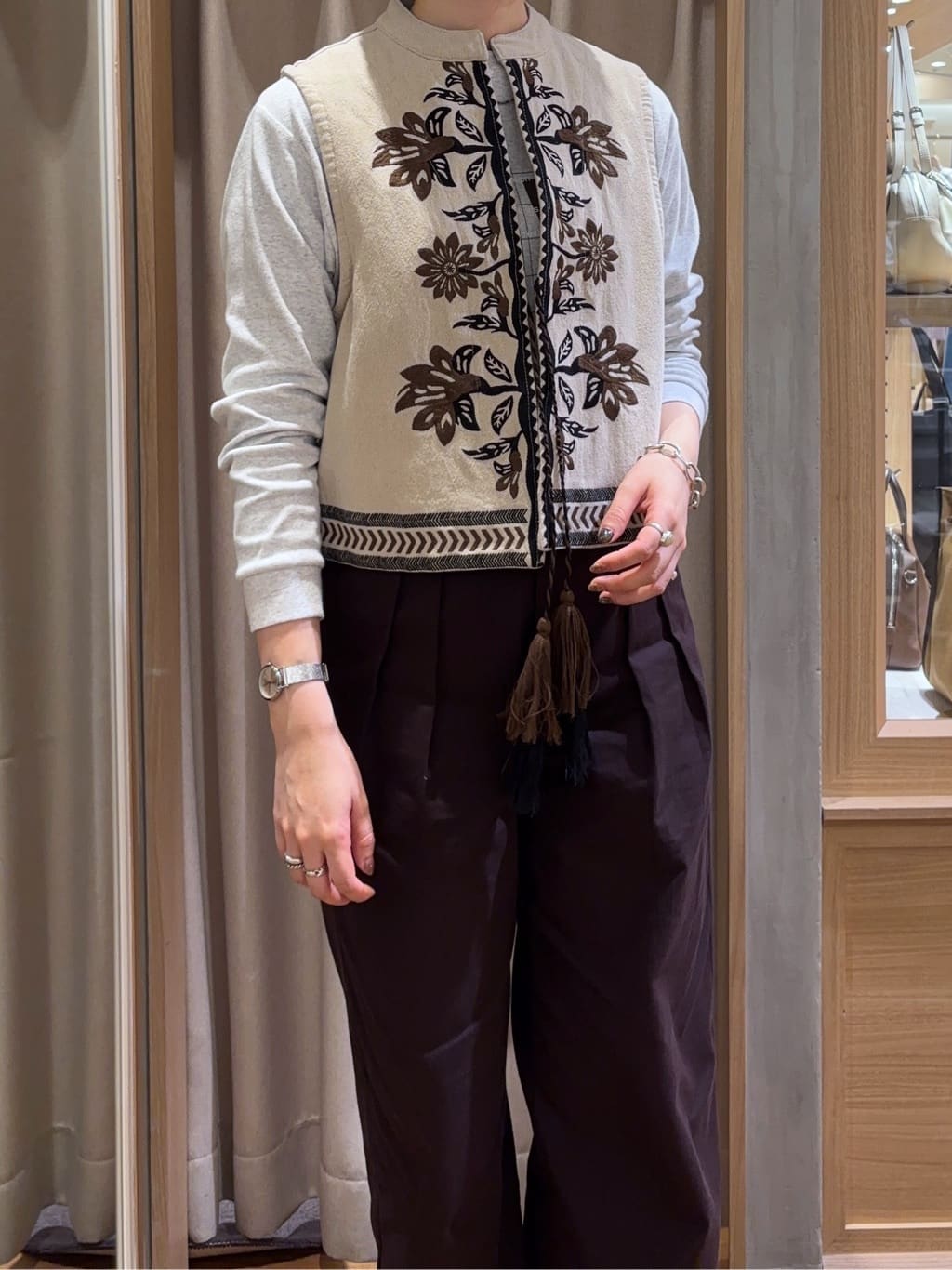 ear PAPILLONNERの花柄刺繍ベスト【SUM1 STYLE】を使ったコーディネートを紹介します。｜Rakuten Fashion(楽天ファッション／旧楽天ブランドアベニュー)6923313