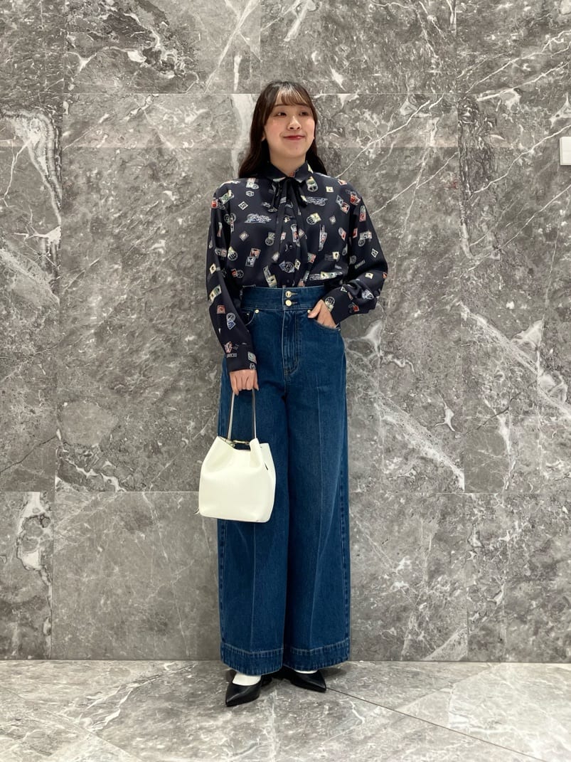 allurevilleの【LOULOU WILLOUGHBY】レタープリントシャツブラウスを使ったコーディネートを紹介します。｜Rakuten Fashion(楽天ファッション／旧楽天ブランドアベニュー)6923663