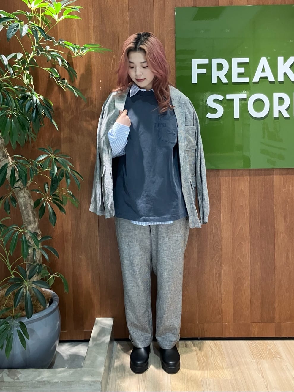 FREAK’S STOREのビッグシルエット ピグメントダイ ヒドゥンロゴ ショートスリーブ ポケットTシャツを使ったコーディネートを紹介します。｜Rakuten Fashion(楽天ファッション／旧楽天ブランドアベニュー)6925651
