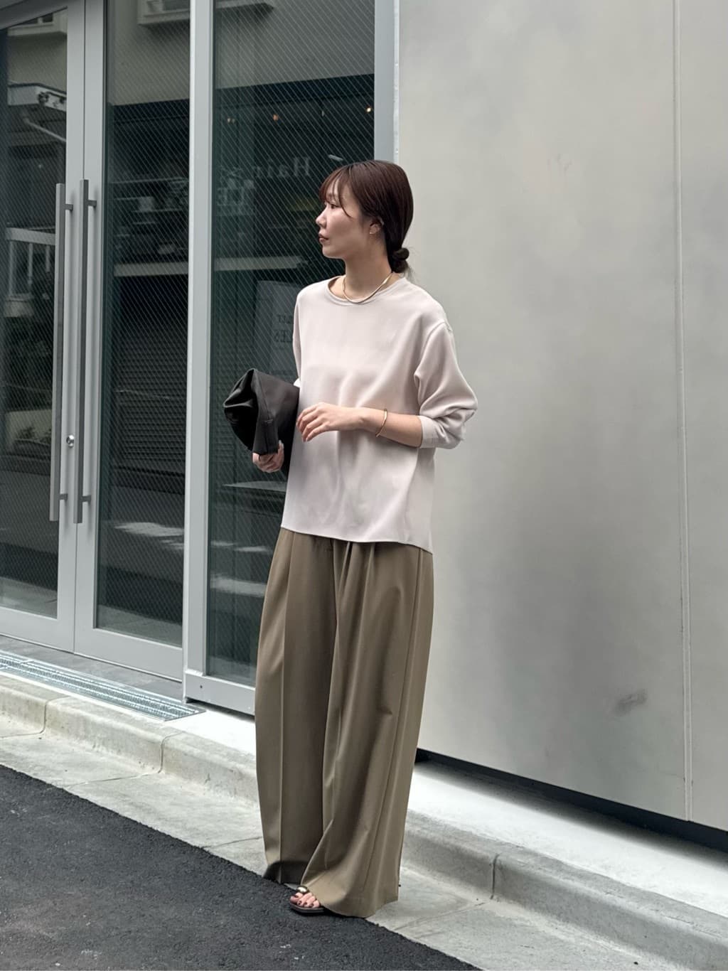 GALLARDAGALANTEのバックスリットブラウスTeeを使ったコーディネートを紹介します。｜Rakuten Fashion(楽天ファッション／旧楽天ブランドアベニュー)6925742
