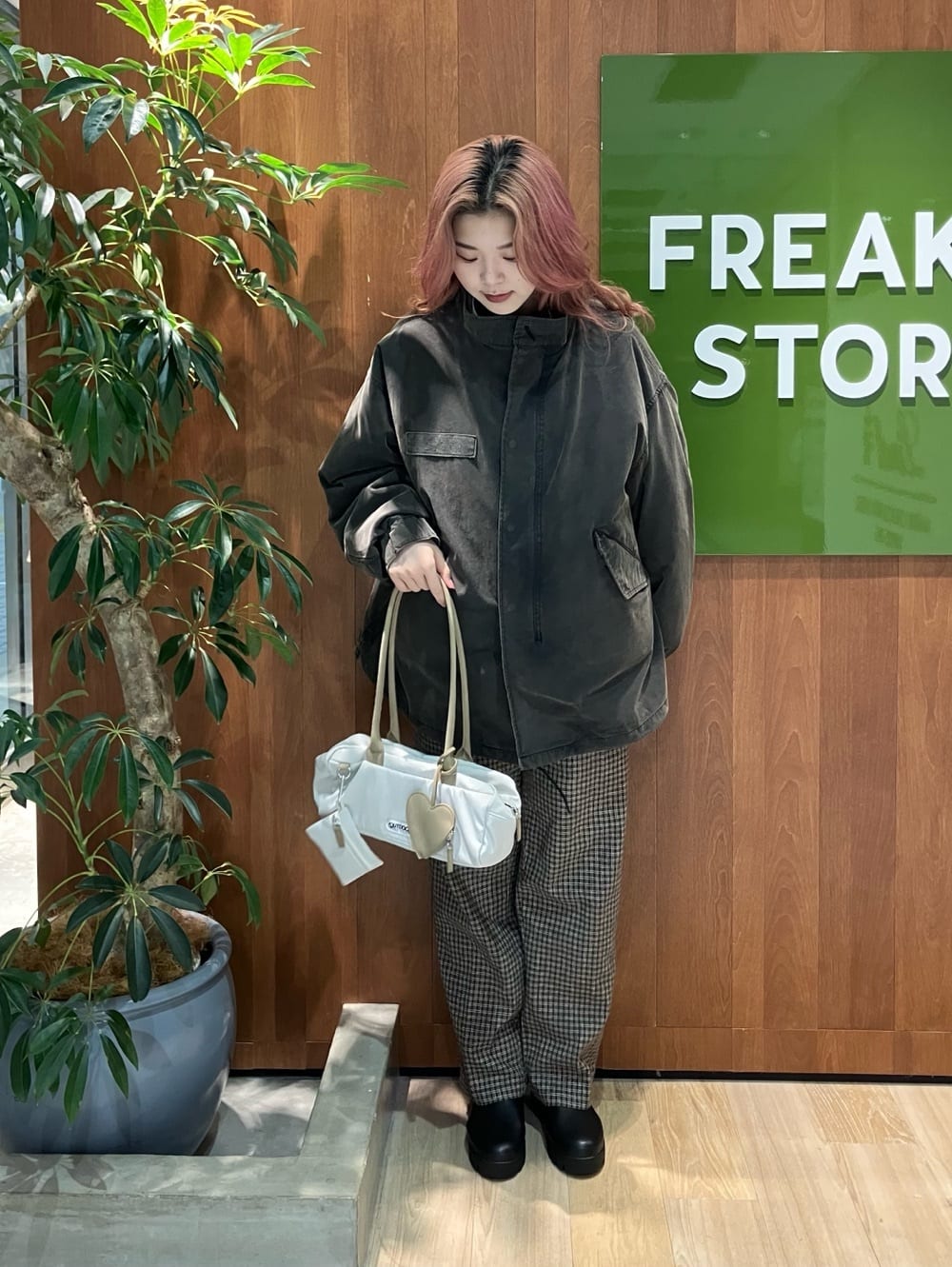 FREAK’S STOREのLINEN COTTON EASY SLACKSを使ったコーディネートを紹介します。｜Rakuten Fashion(楽天ファッション／旧楽天ブランドアベニュー)6926680