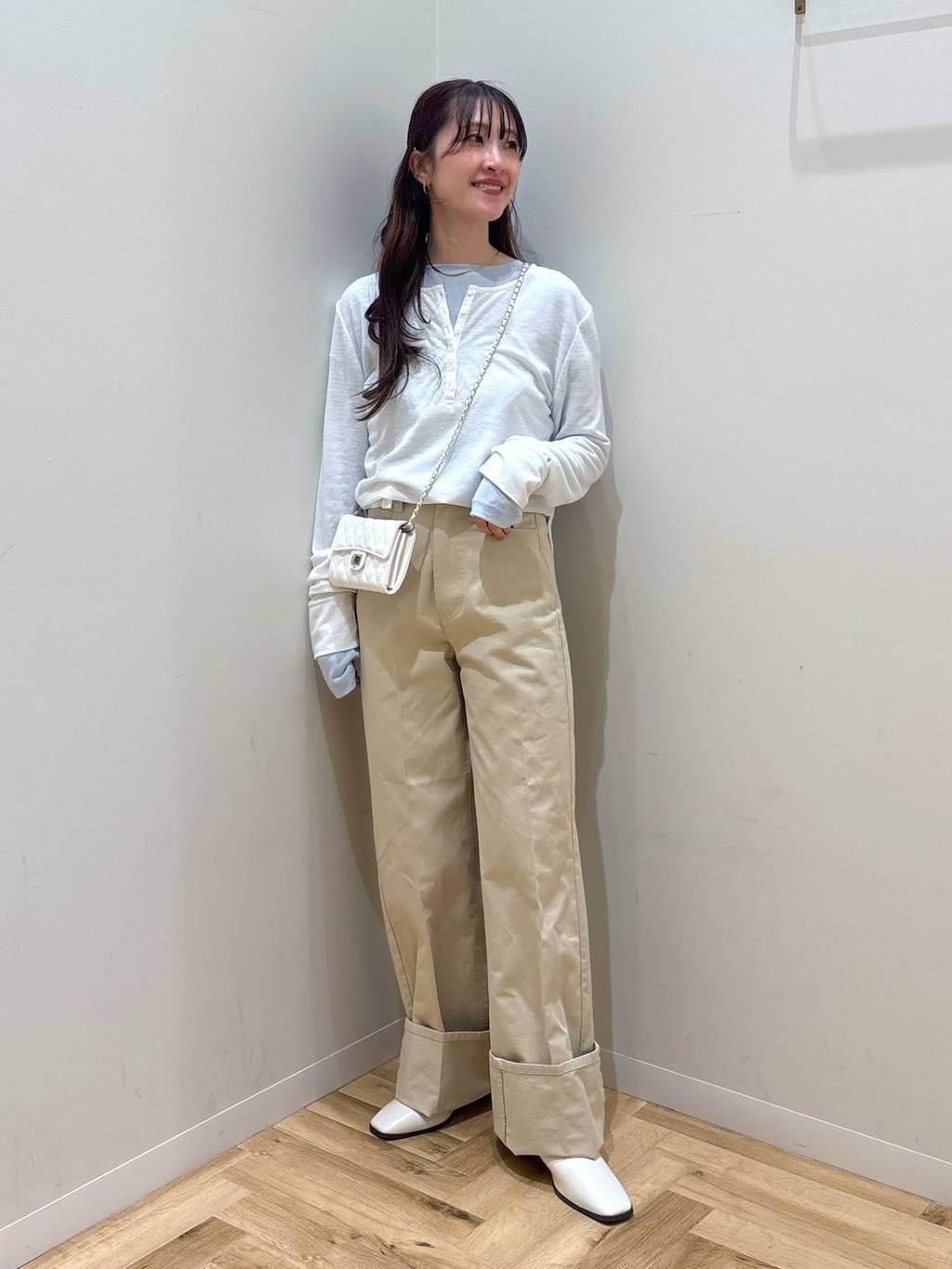 mysty womanの【WEB限定】柔らかヘンリーネックロンTを使ったコーディネートを紹介します。｜Rakuten Fashion(楽天ファッション／旧楽天ブランドアベニュー)6928852