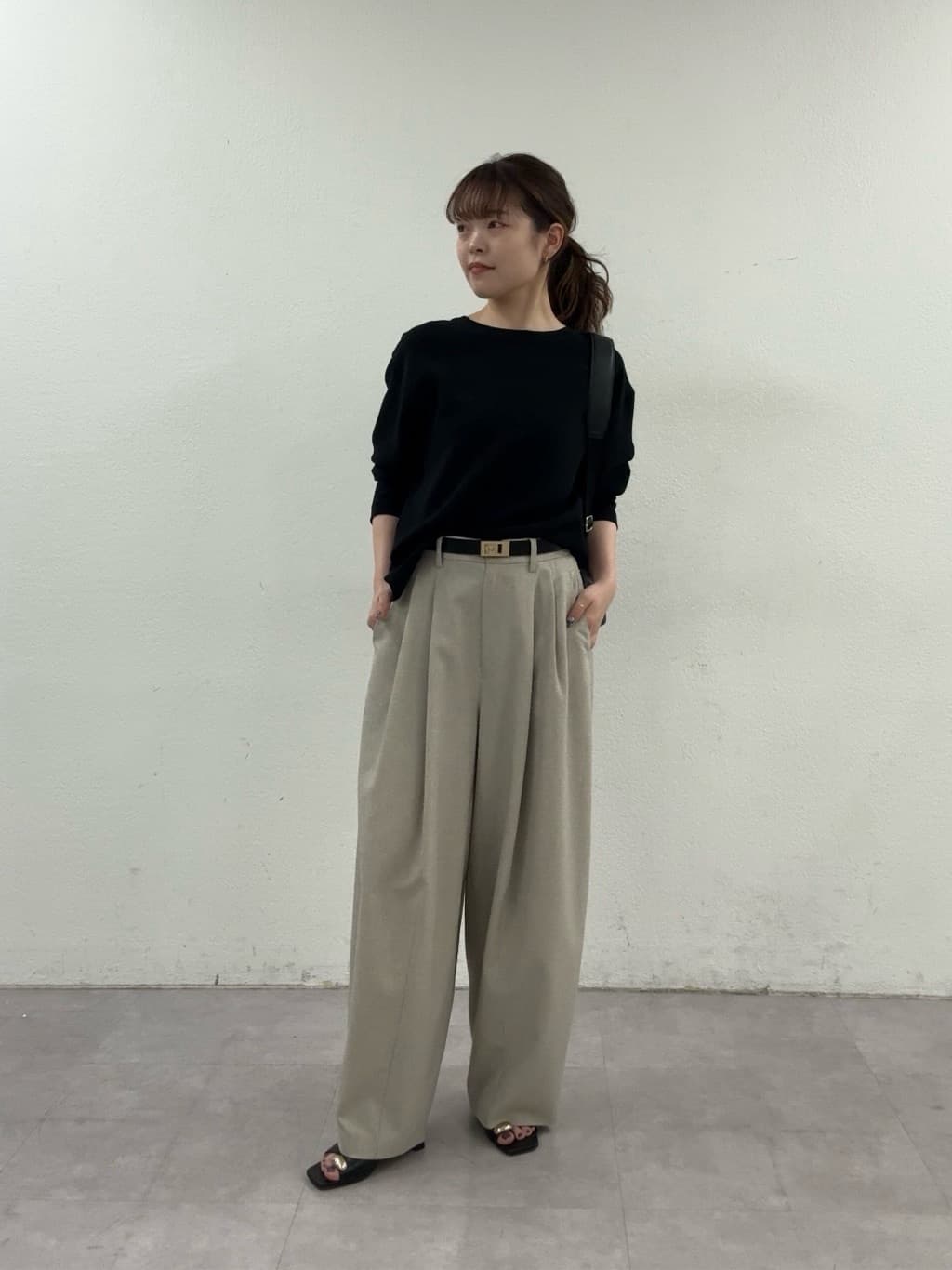 GALLARDAGALANTEのバックスリットブラウスTeeを使ったコーディネートを紹介します。｜Rakuten Fashion(楽天ファッション／旧楽天ブランドアベニュー)6944826