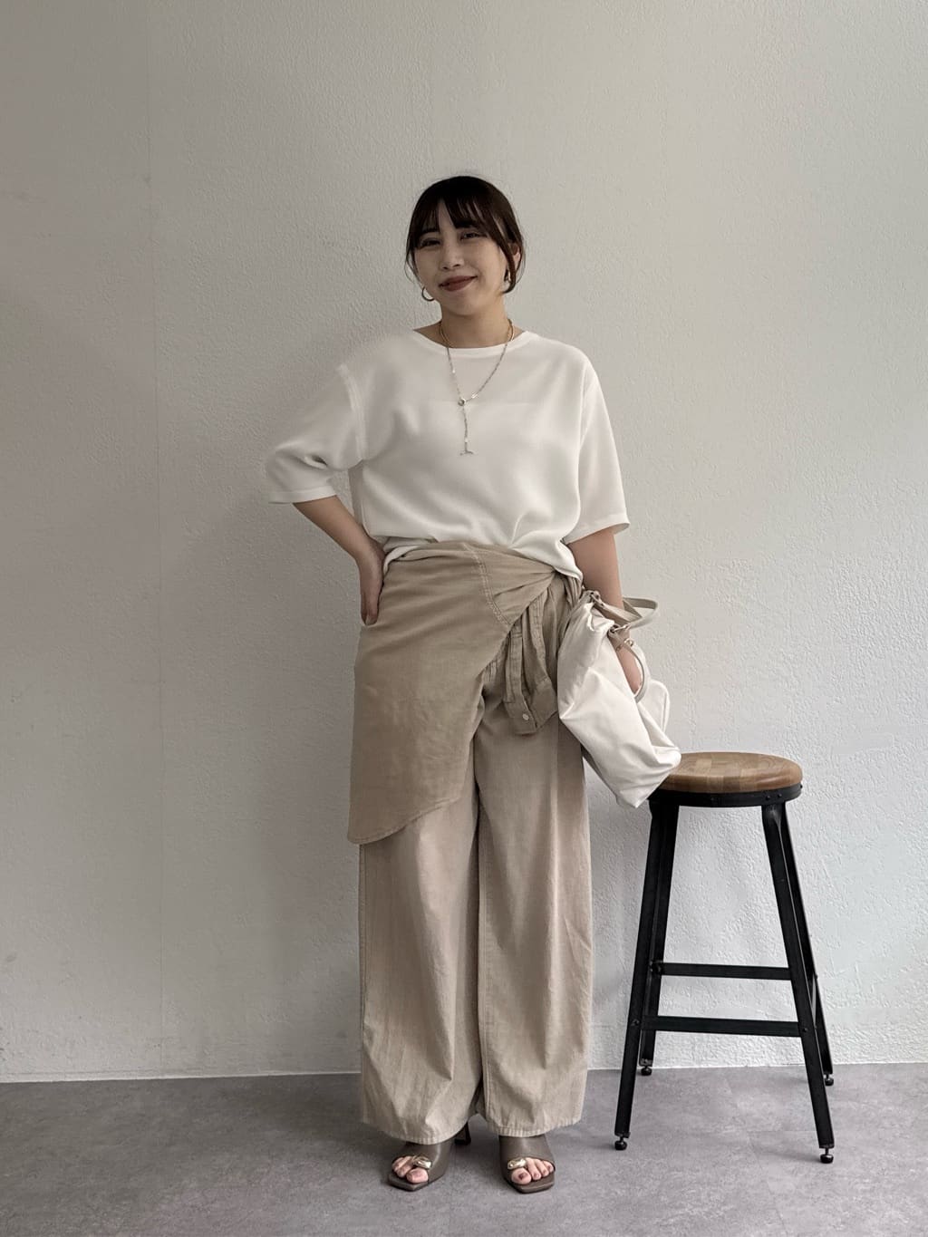 GALLARDAGALANTEの【7/26(日)10時新色ネイビー予約開始】バックスリットハーフスリーブブラウスを使ったコーディネートを紹介します。｜Rakuten Fashion(楽天ファッション／旧楽天ブランドアベニュー)6949804