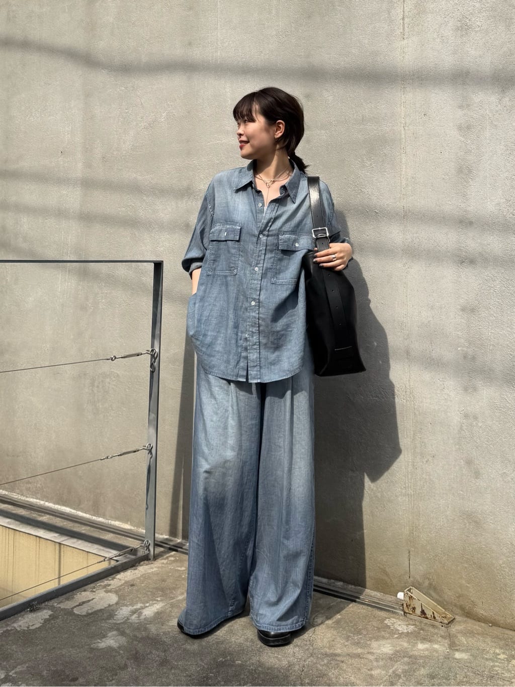 GALLARDAGALANTEの【驚くほど軽い!】シアーデニムシャツを使ったコーディネートを紹介します。｜Rakuten Fashion(楽天ファッション／旧楽天ブランドアベニュー)6950654
