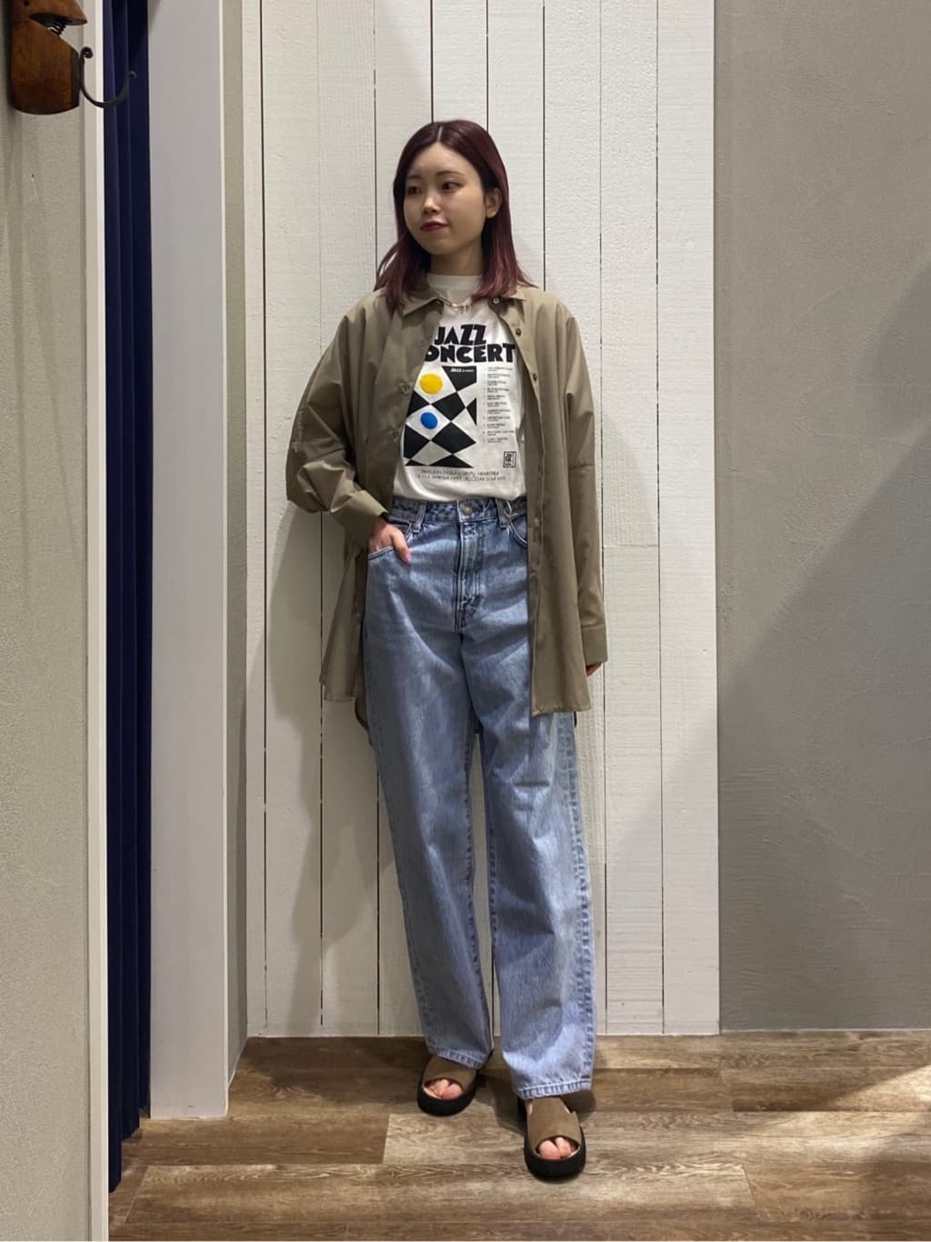 BLEU COMME BLEUのサムシング ELSA ヴィンテージルーズストレートデニムパンツを使ったコーディネートを紹介します。｜Rakuten Fashion(楽天ファッション／旧楽天ブランドアベニュー)6956165