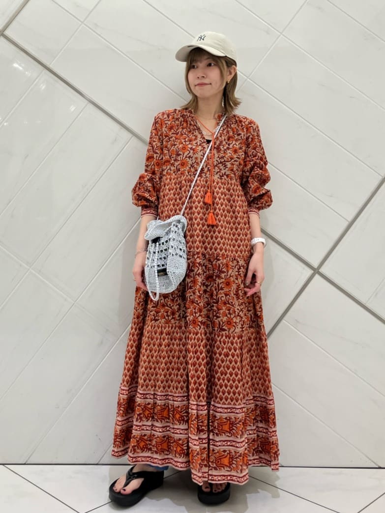 FREAK’S STOREのインドフラワープリント4段ティアードドレスを使ったコーディネートを紹介します。｜Rakuten Fashion(楽天ファッション／旧楽天ブランドアベニュー)6957580