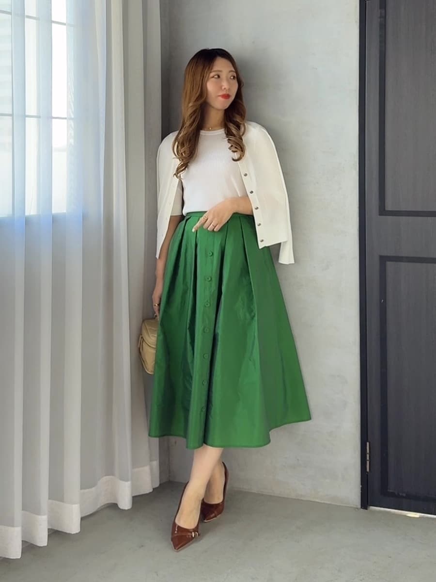 Viaggio BluのLUCINDAリブニットVカーディガンを使ったコーディネートを紹介します。｜Rakuten Fashion(楽天ファッション／旧楽天ブランドアベニュー)6962810