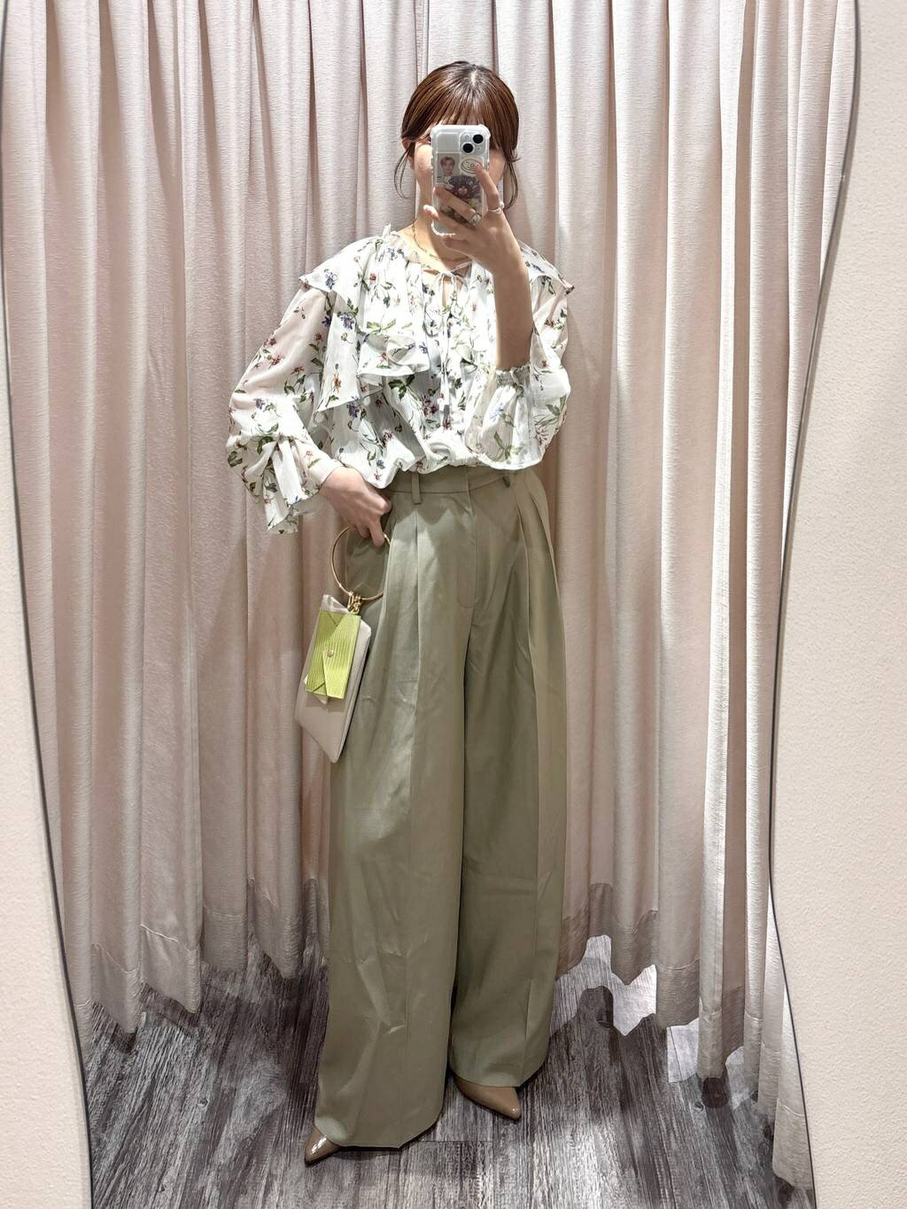 mysty womanのダブルタックストレートパンツを使ったコーディネートを紹介します。｜Rakuten Fashion(楽天ファッション／旧楽天ブランドアベニュー)6963434