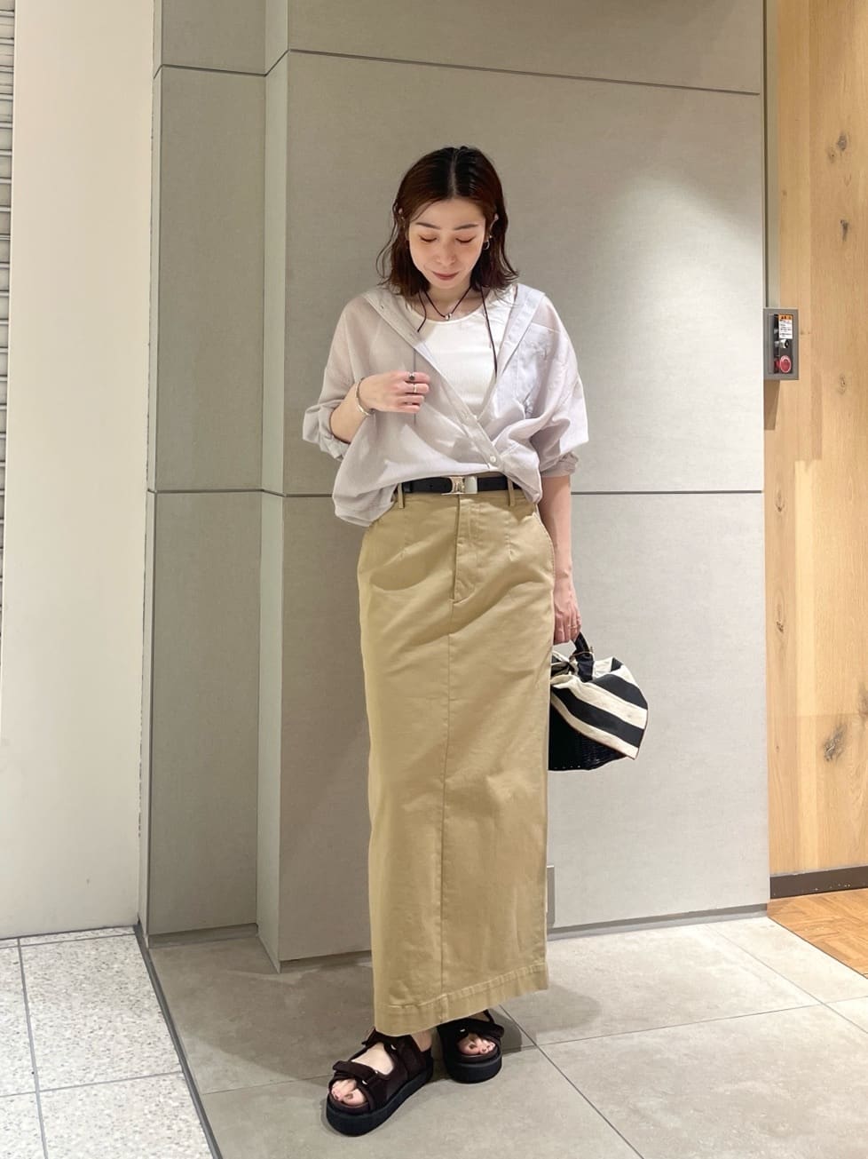 GALLARDAGALANTEの【低身長サイズあり】チノストレッチスカートを使ったコーディネートを紹介します。｜Rakuten Fashion(楽天ファッション／旧楽天ブランドアベニュー)6967302