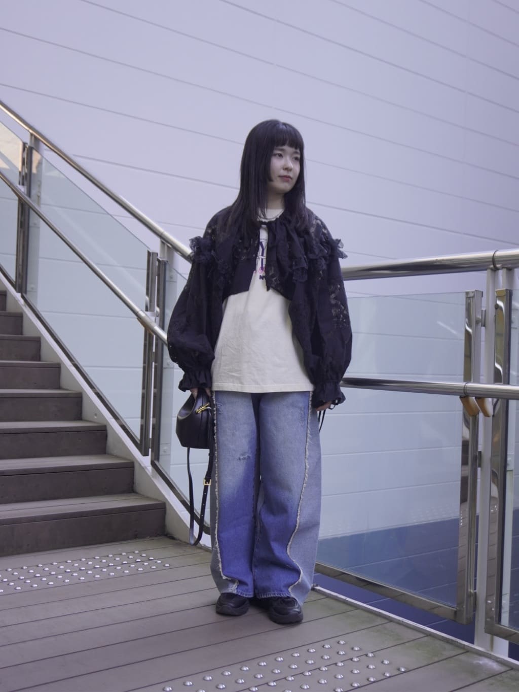 FREAK’S STOREの配色カーブデニム 25FW 25AWを使ったコーディネートを紹介します。｜Rakuten Fashion(楽天ファッション／旧楽天ブランドアベニュー)6969361