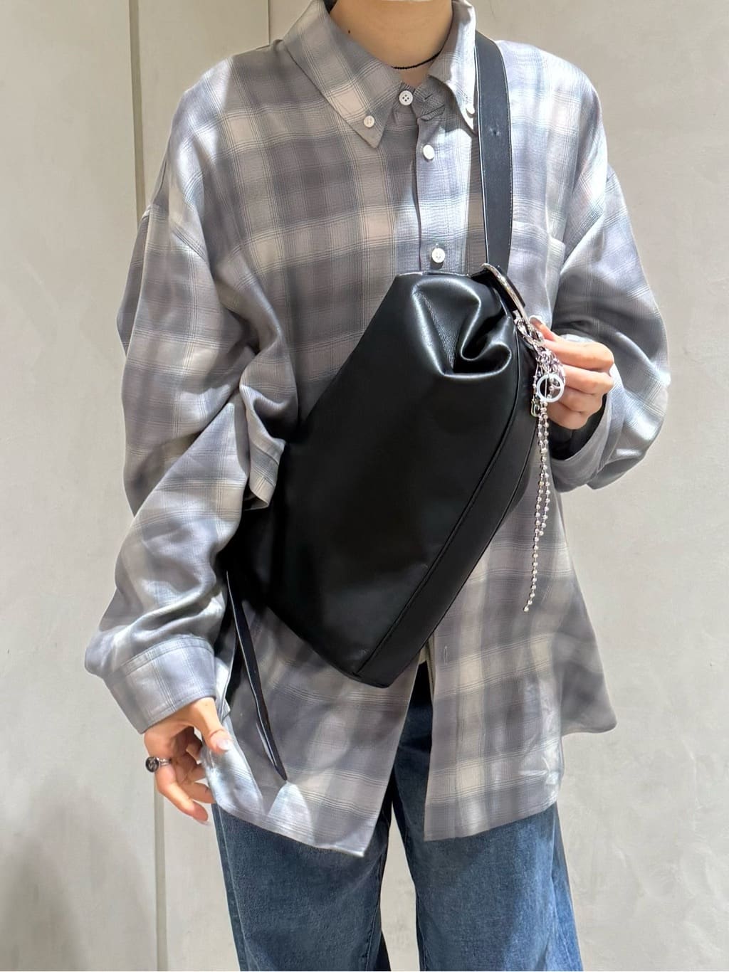 ear PAPILLONNERの《SNS総再生数800万突破!本革/軽量》2WAYレザーショルダーバッグを使ったコーディネートを紹介します。｜Rakuten Fashion(楽天ファッション／旧楽天ブランドアベニュー)6970330