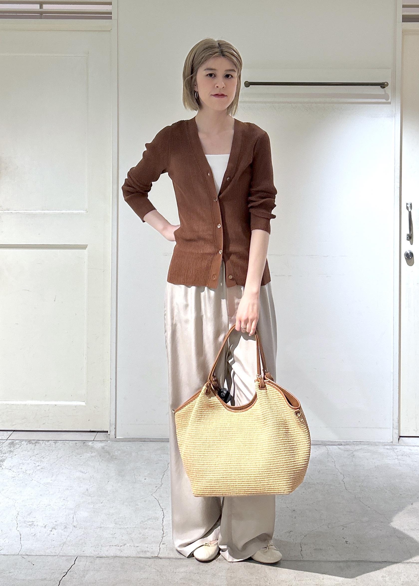 SALON adam et rope'の【WEB限定】シアーリブニットVネックカーディガンを使ったコーディネートを紹介します。｜Rakuten Fashion(楽天ファッション／旧楽天ブランドアベニュー)7037549