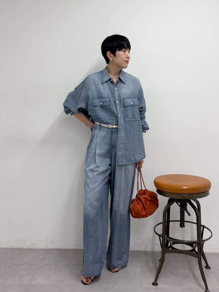 GALLARDAGALANTEの【驚くほど軽い!】シアーデニムシャツを使ったコーディネートを紹介します。｜Rakuten Fashion(楽天ファッション／旧楽天ブランドアベニュー)6986525