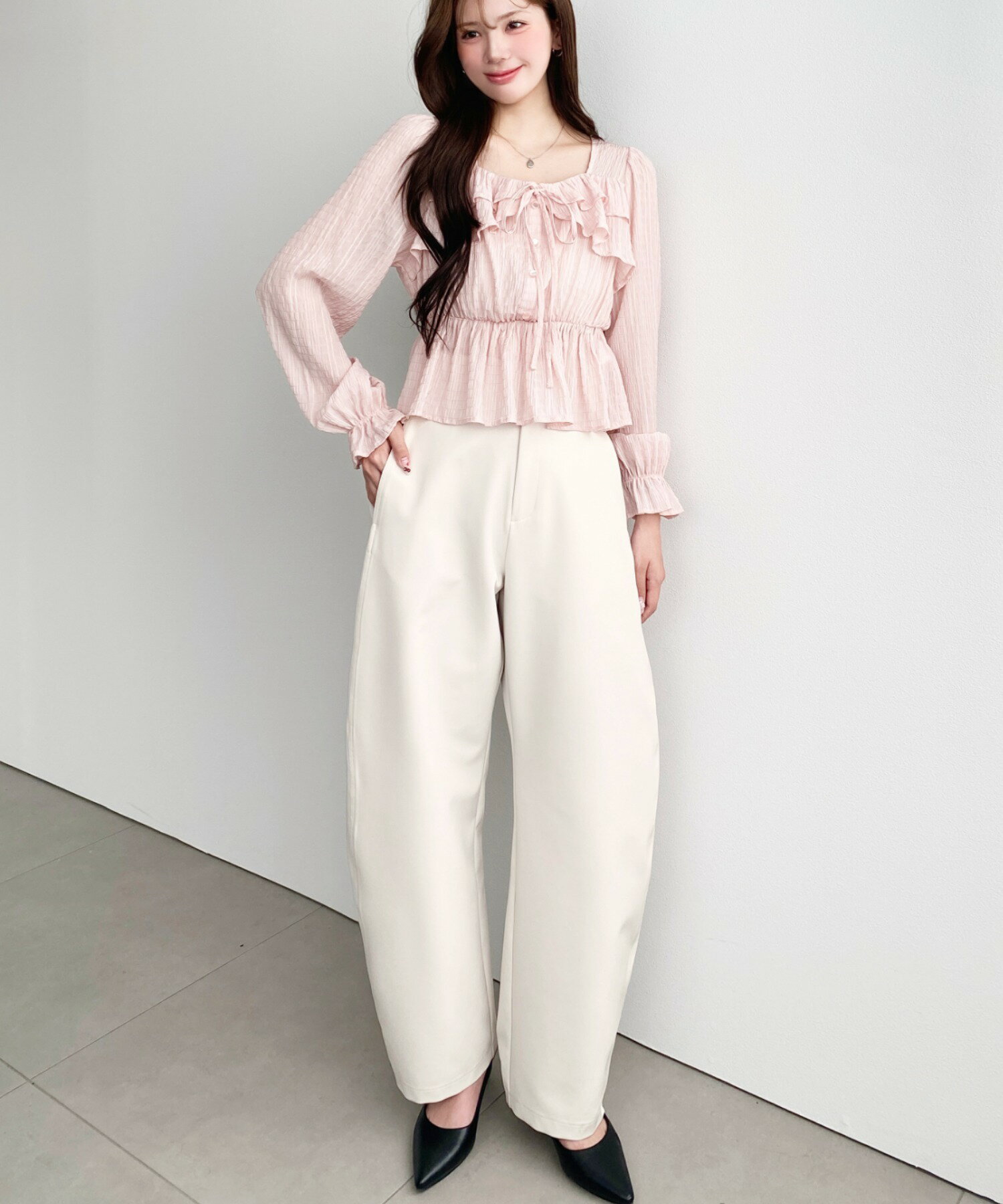 moment+の厚手TPUカットジョーゼットスラックスカーブパンツを使ったコーディネートを紹介します。｜Rakuten Fashion(楽天ファッション／旧楽天ブランドアベニュー)6989757