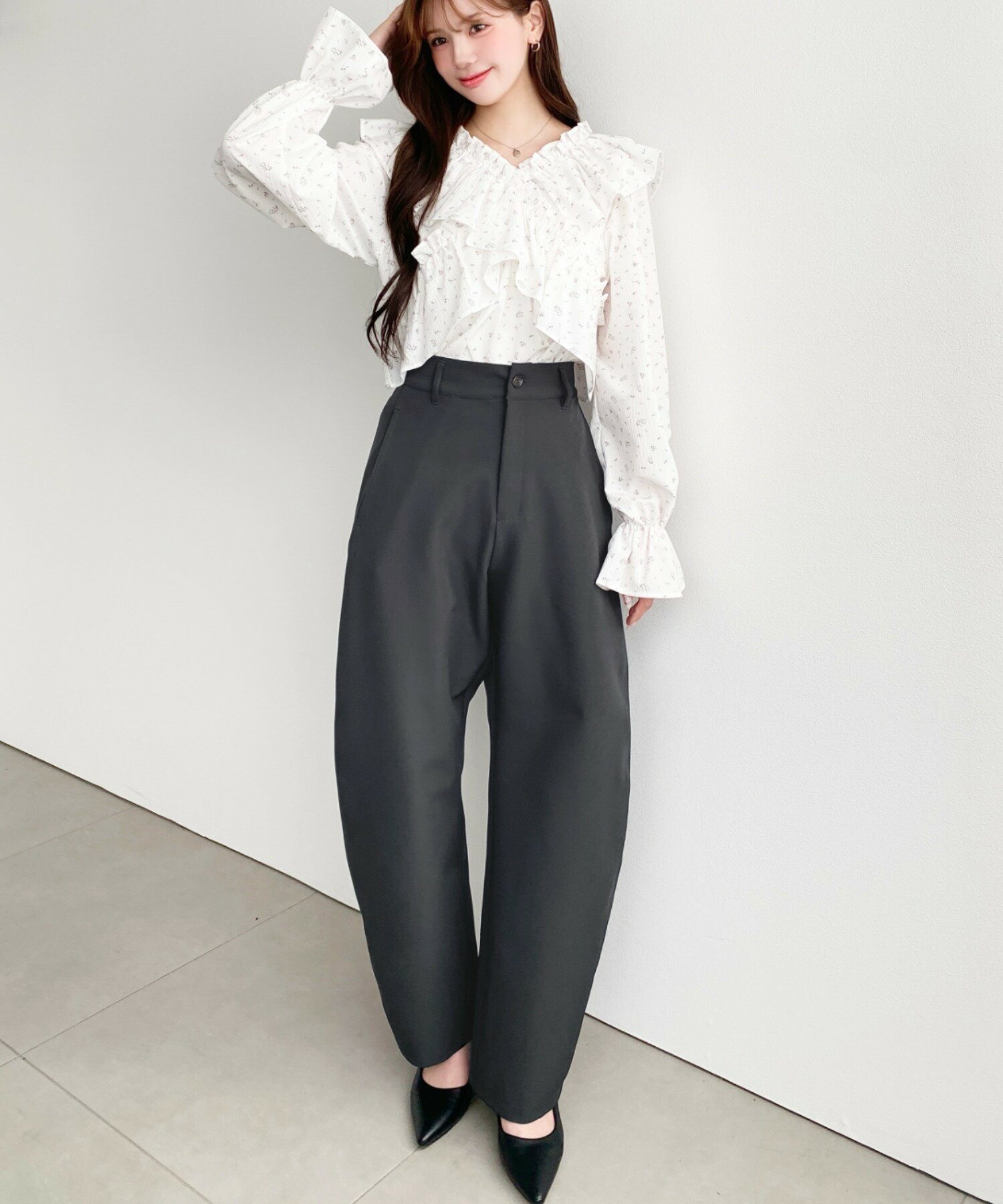 moment+の2WAYオフショルフリル長袖花柄ブラウスを使ったコーディネートを紹介します。｜Rakuten Fashion(楽天ファッション／旧楽天ブランドアベニュー)6989744