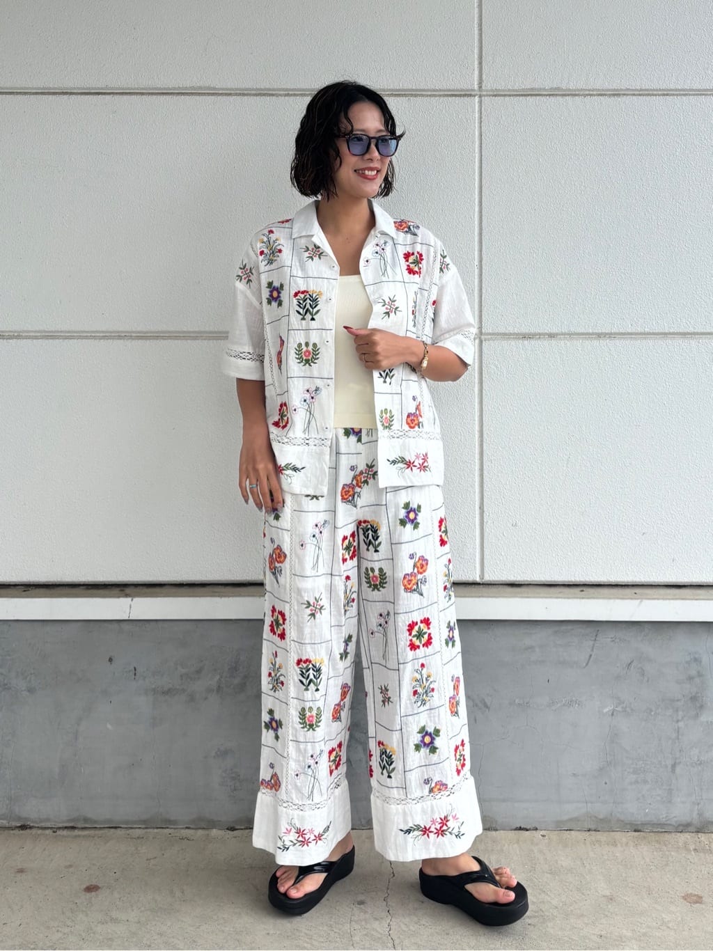 FREAK’S STOREのパッチワーク花刺繍シャツを使ったコーディネートを紹介します。｜Rakuten Fashion(楽天ファッション／旧楽天ブランドアベニュー)6990334